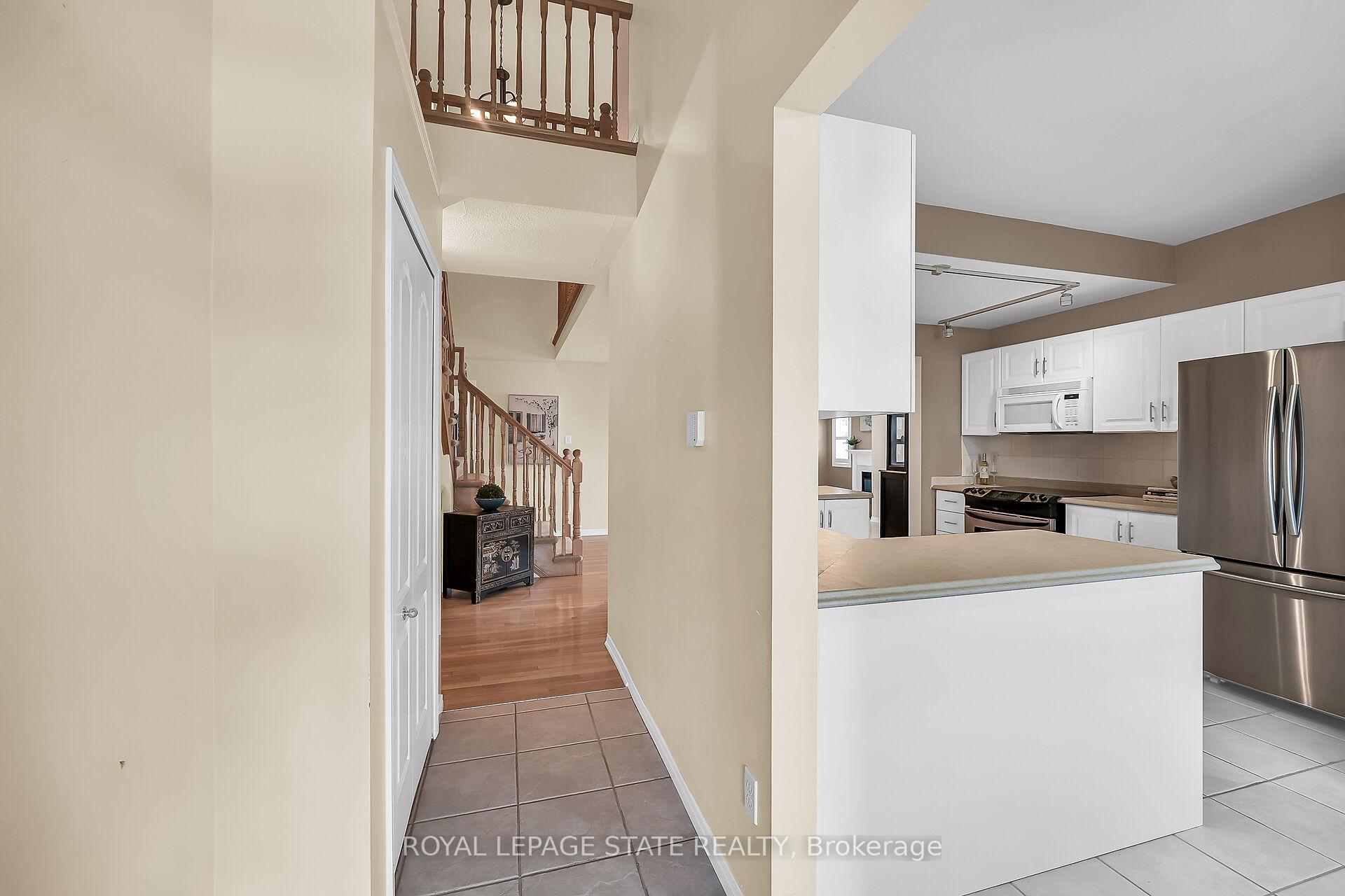 Photo 4 of Unit 10, 212 Stonehenge Drive, Hamilton, Meadowlands — HOMEH