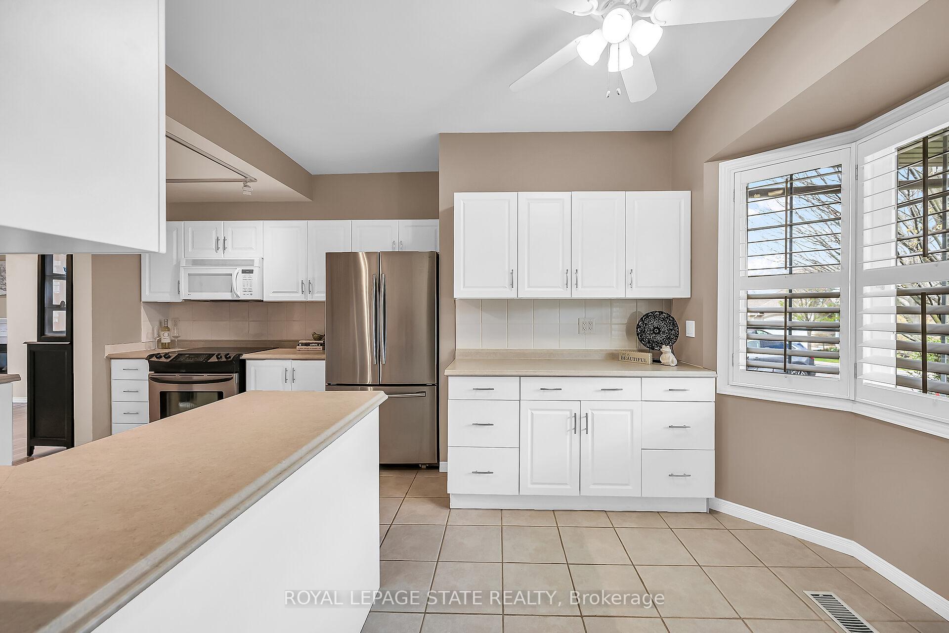 Photo 5 of Unit 10, 212 Stonehenge Drive, Hamilton, Meadowlands — HOMEH