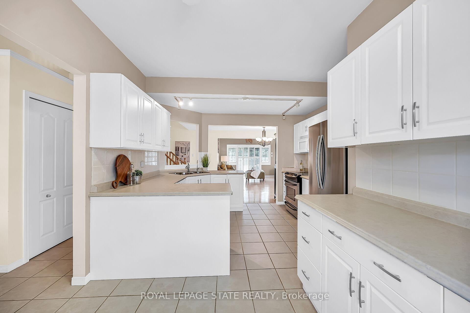 Photo 6 of Unit 10, 212 Stonehenge Drive, Hamilton, Meadowlands — HOMEH