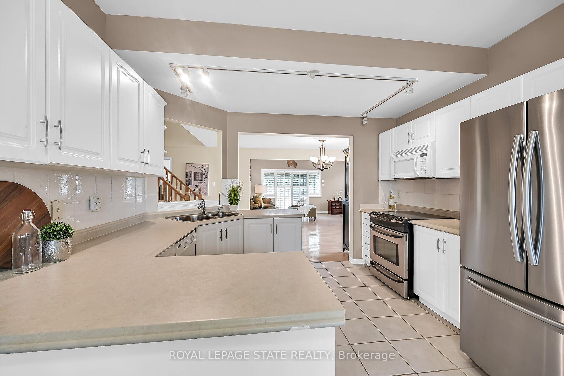 Photo 7 of Unit 10, 212 Stonehenge Drive, Hamilton, Meadowlands — HOMEH