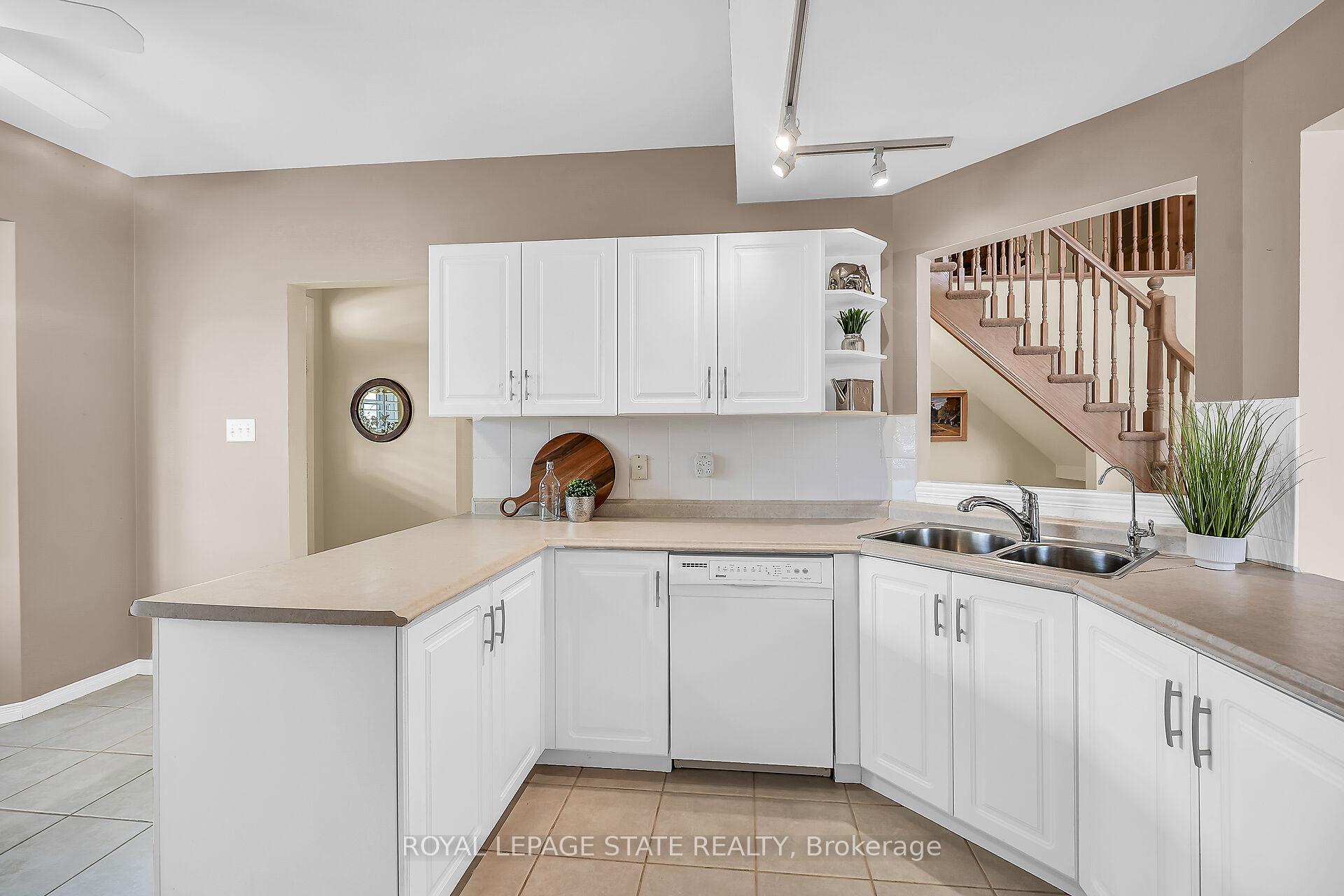Photo 8 of Unit 10, 212 Stonehenge Drive, Hamilton, Meadowlands — HOMEH