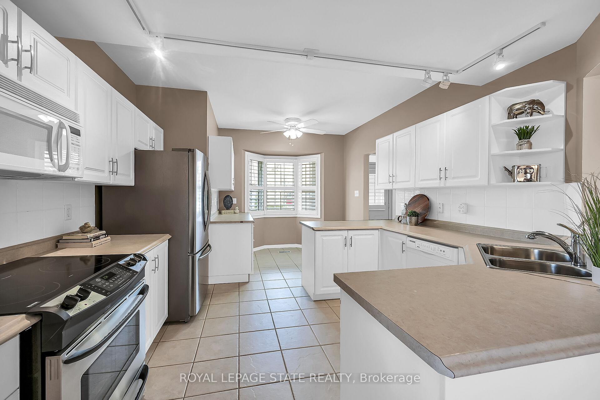 Photo 9 of Unit 10, 212 Stonehenge Drive, Hamilton, Meadowlands — HOMEH