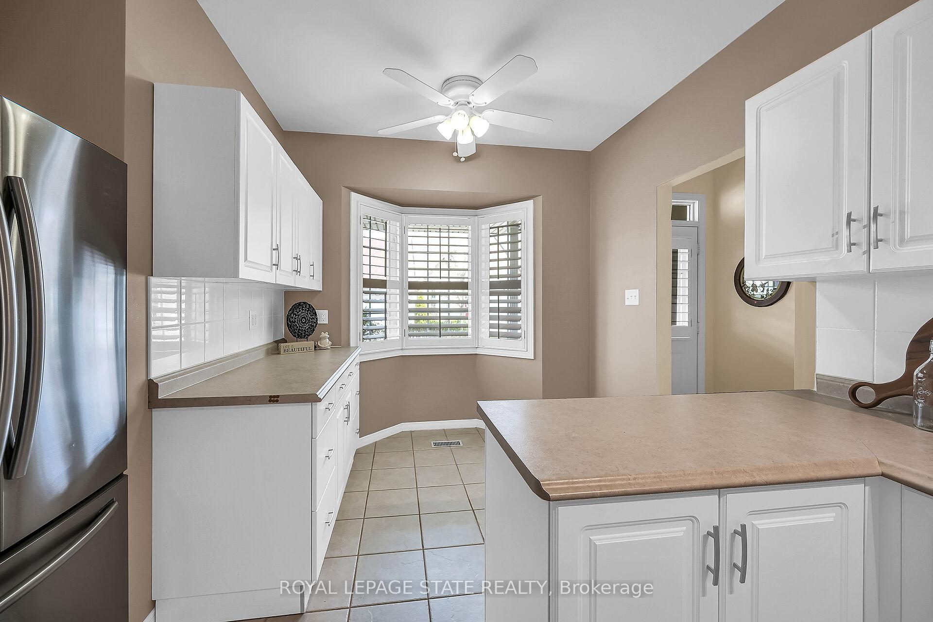 Photo 10 of Unit 10, 212 Stonehenge Drive, Hamilton, Meadowlands — HOMEH