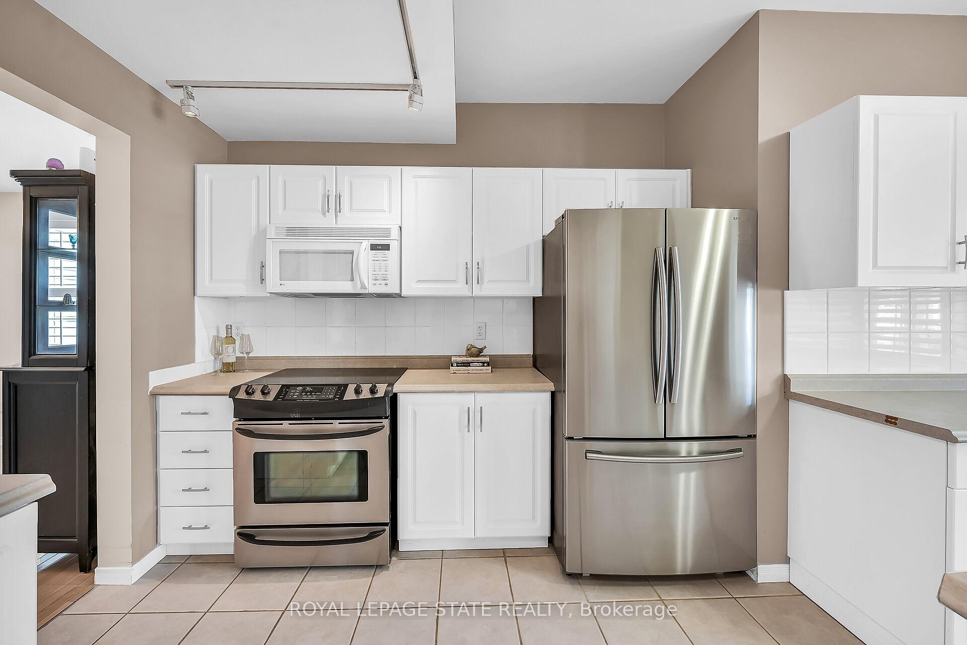 Photo 11 of Unit 10, 212 Stonehenge Drive, Hamilton, Meadowlands — HOMEH