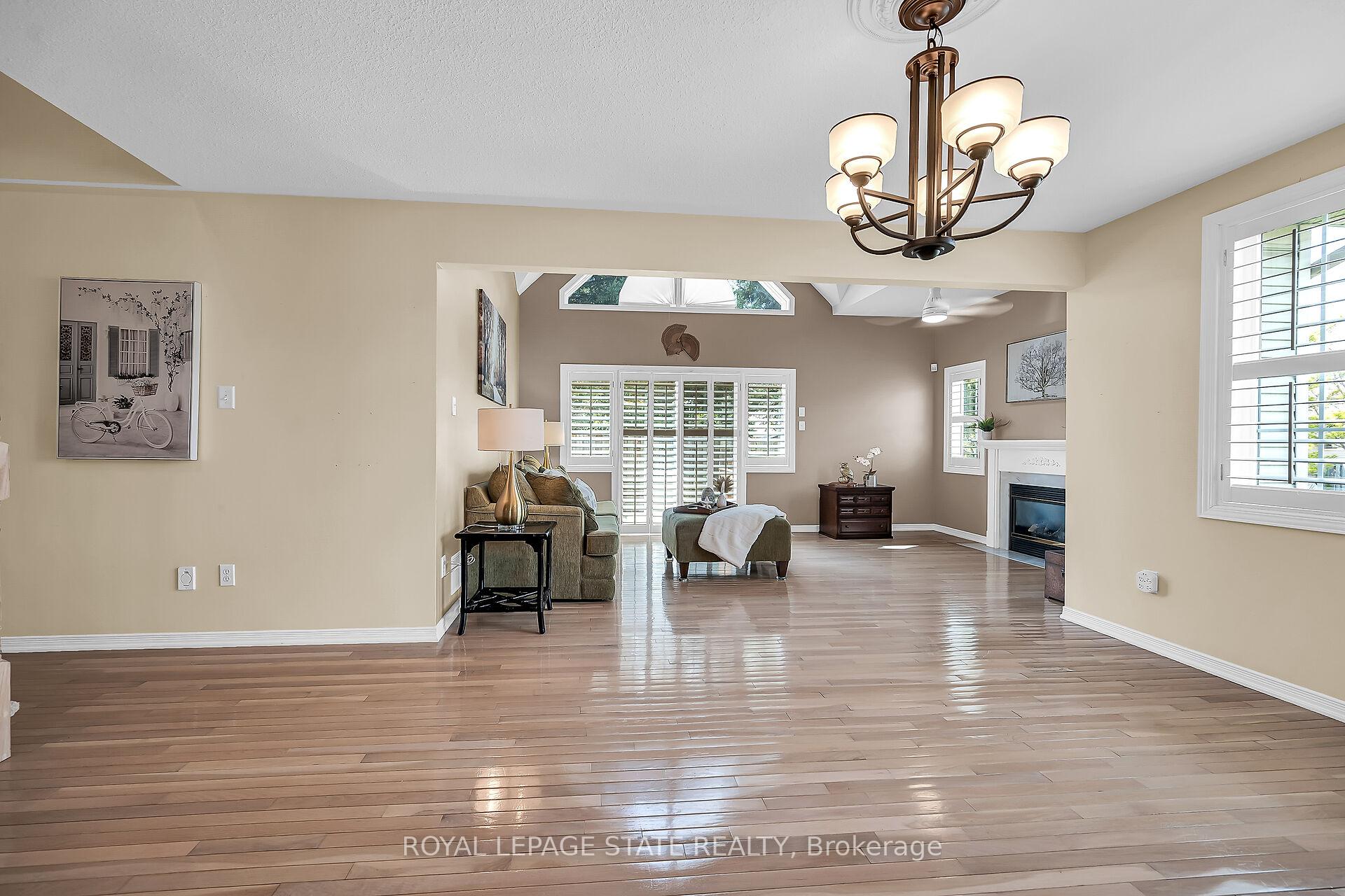Photo 12 of Unit 10, 212 Stonehenge Drive, Hamilton, Meadowlands — HOMEH