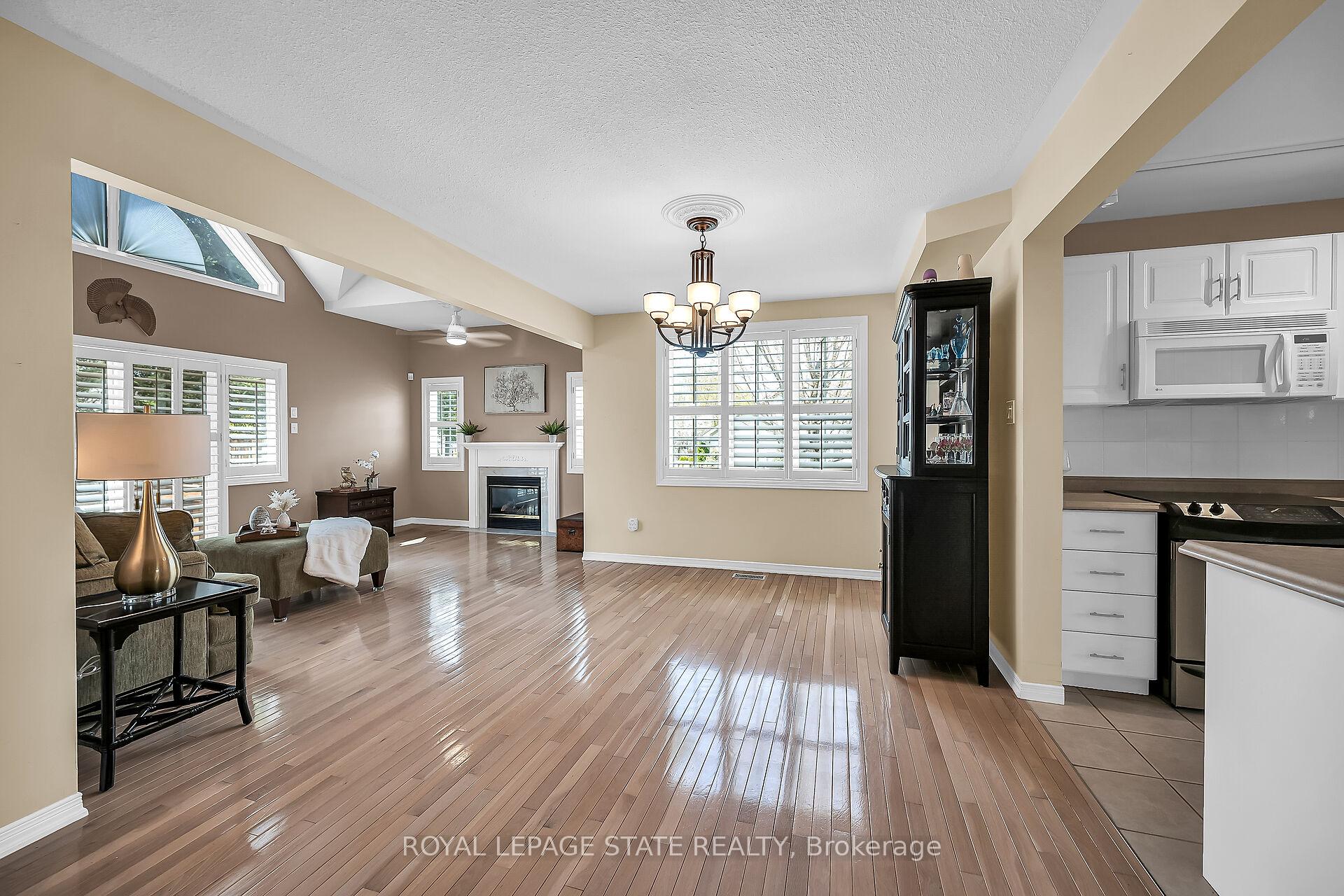 Photo 13 of Unit 10, 212 Stonehenge Drive, Hamilton, Meadowlands — HOMEH