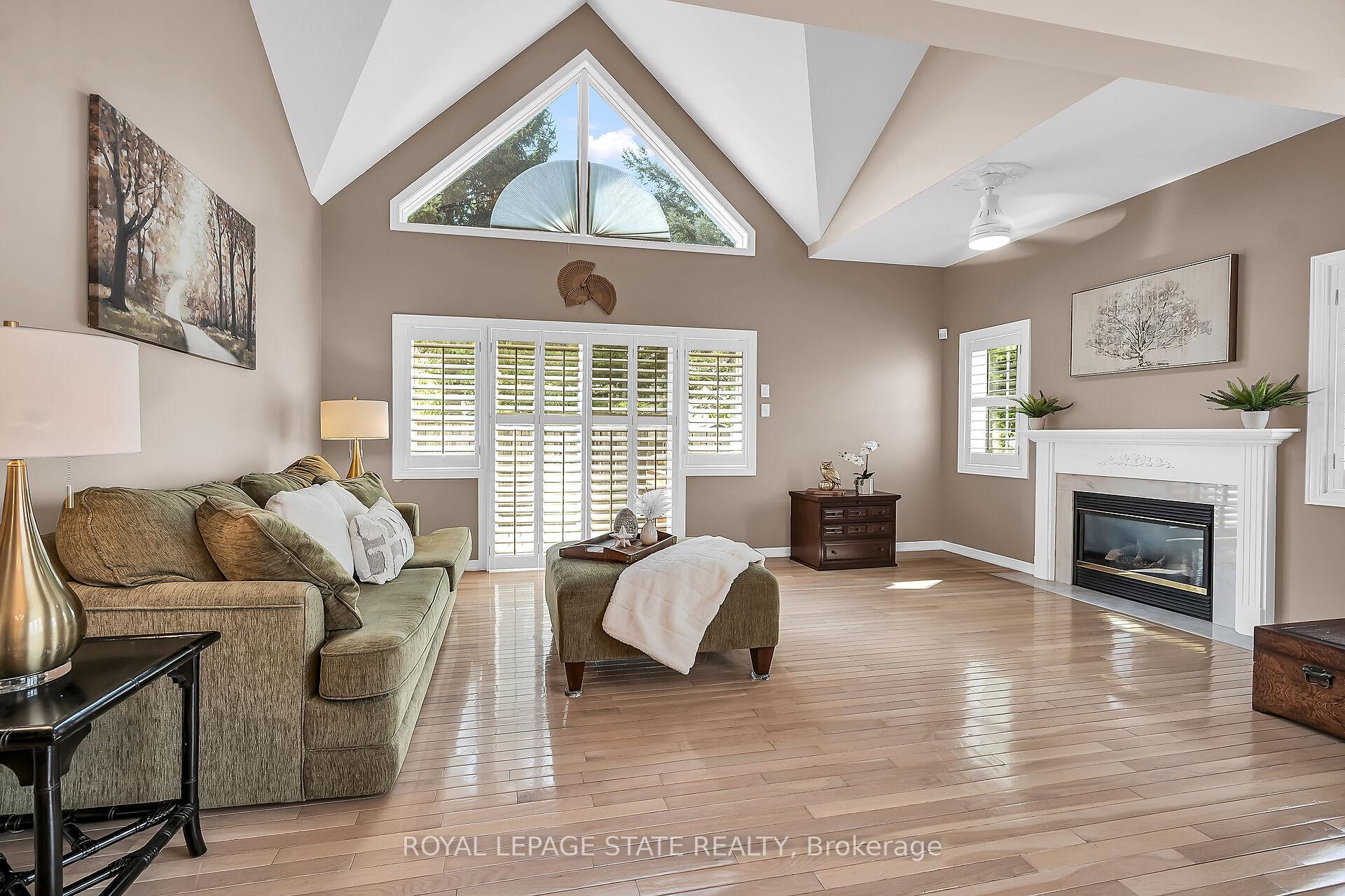 Photo 14 of Unit 10, 212 Stonehenge Drive, Hamilton, Meadowlands — HOMEH