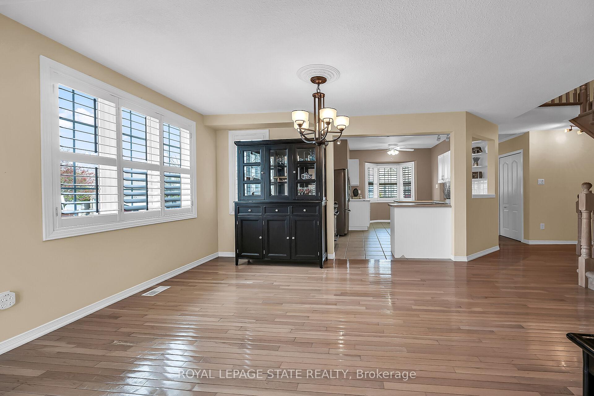 Photo 19 of Unit 10, 212 Stonehenge Drive, Hamilton, Meadowlands — HOMEH