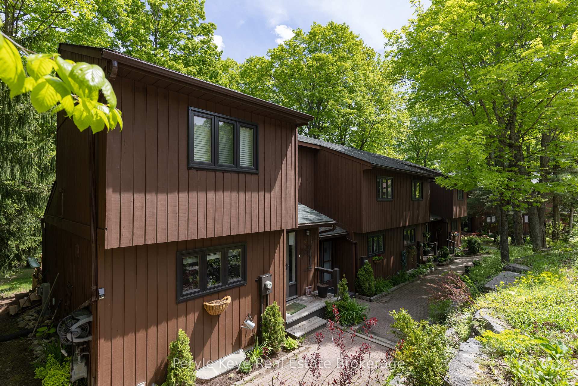 Photo 6 of Unit 2, 63 Southbank Drive, Bracebridge, Macaulay — HOMEH