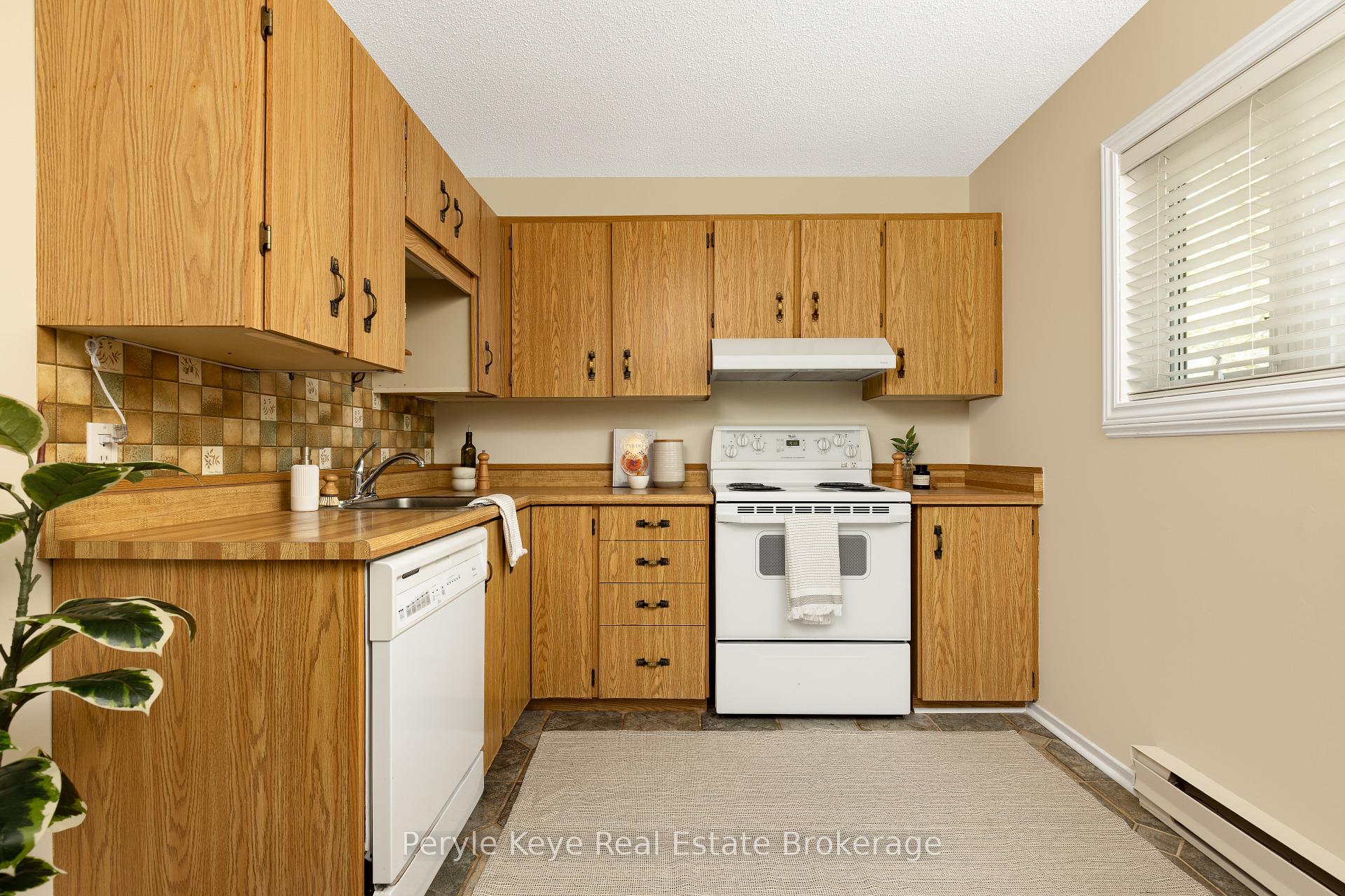 Photo 25 of Unit 2, 63 Southbank Drive, Bracebridge, Macaulay — HOMEH