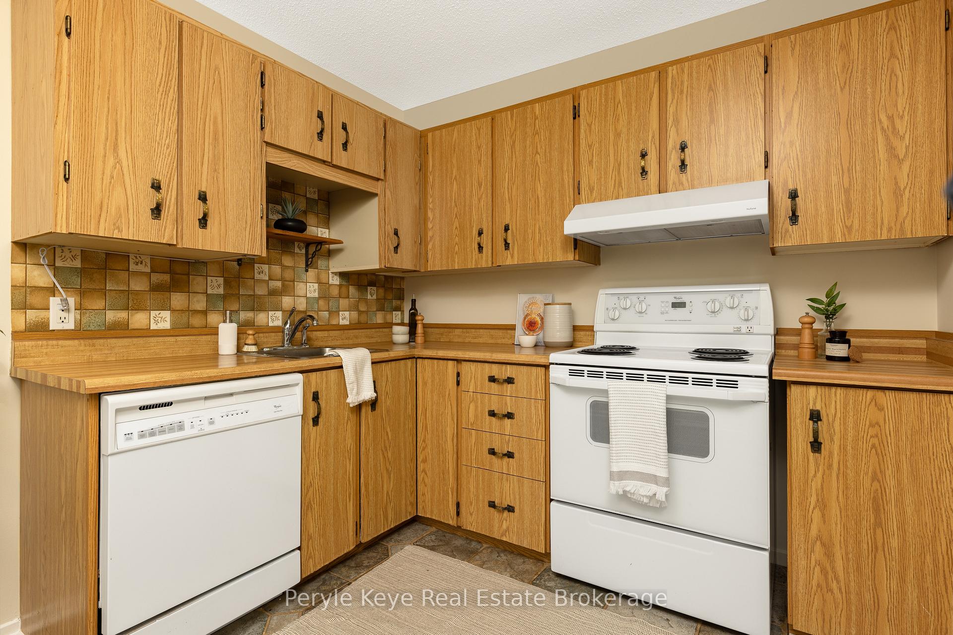 Photo 26 of Unit 2, 63 Southbank Drive, Bracebridge, Macaulay — HOMEH