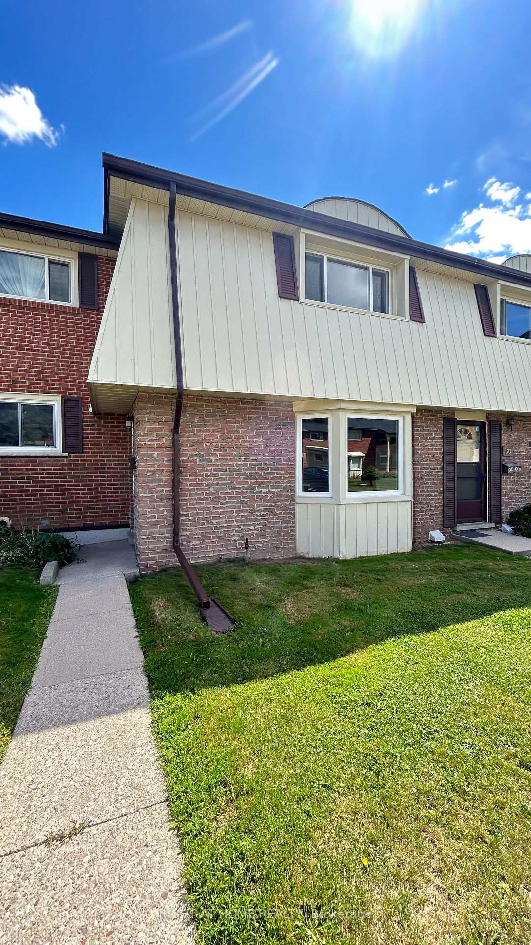 Photo 4 of Unit 32, 160 Jansen Avenue, Kitchener — HOMEH