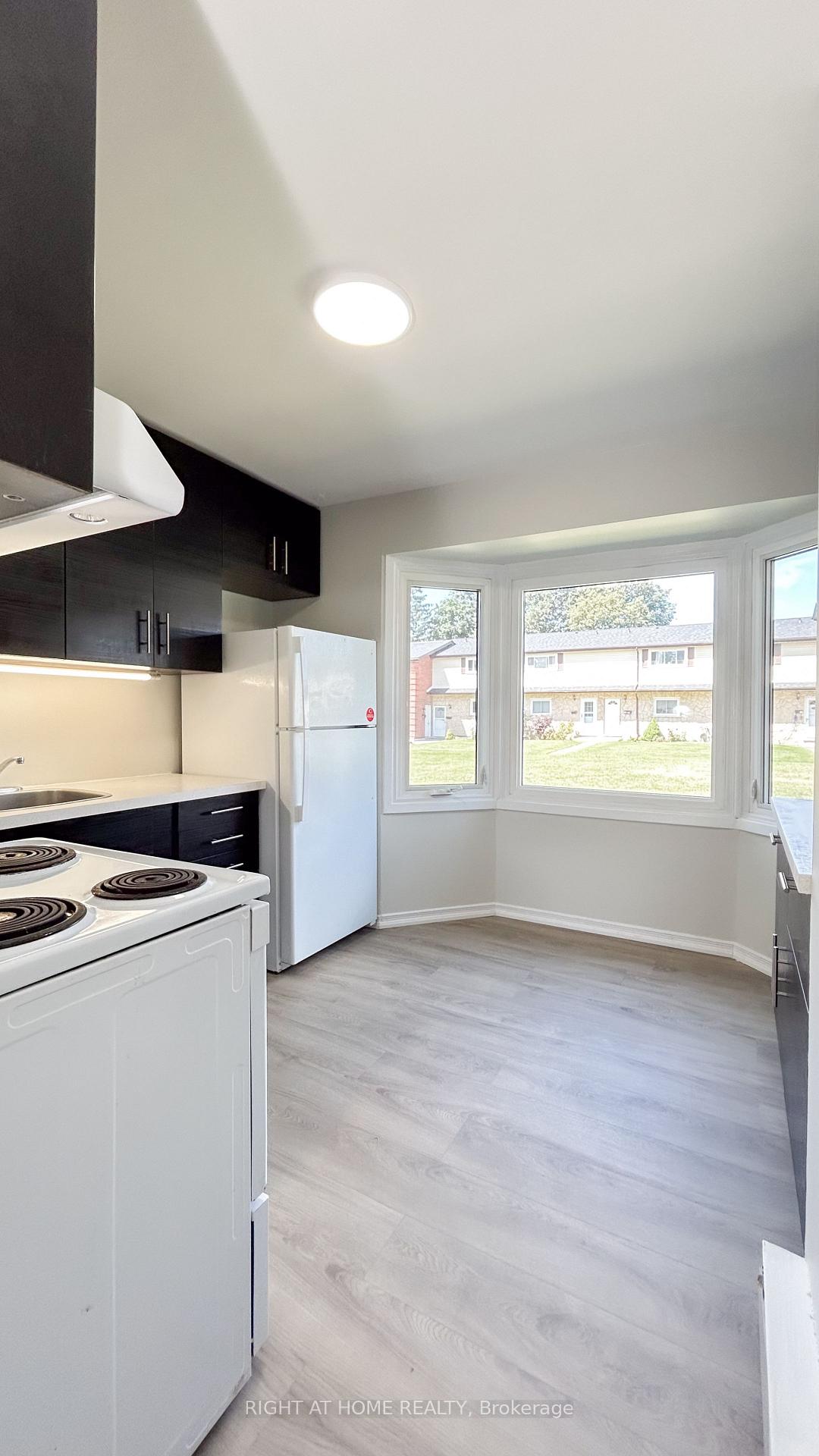 Photo 5 of Unit 32, 160 Jansen Avenue, Kitchener — HOMEH