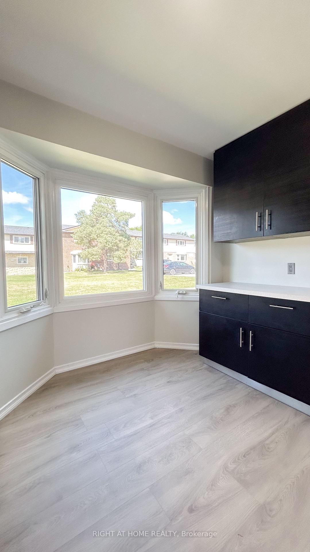 Photo 8 of Unit 32, 160 Jansen Avenue, Kitchener — HOMEH