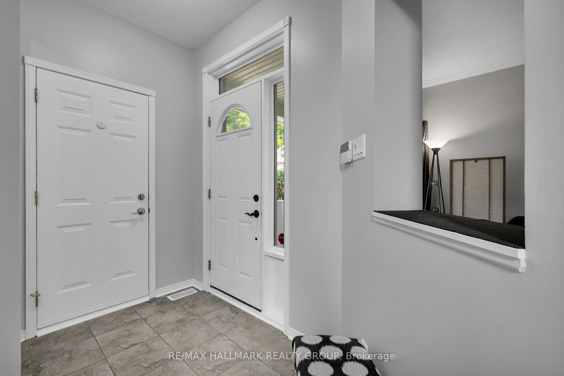 Photo 3 of 4136 Wolfe Point Way, Ottawa, Riverside South/Gloucester Glen — HOMEH