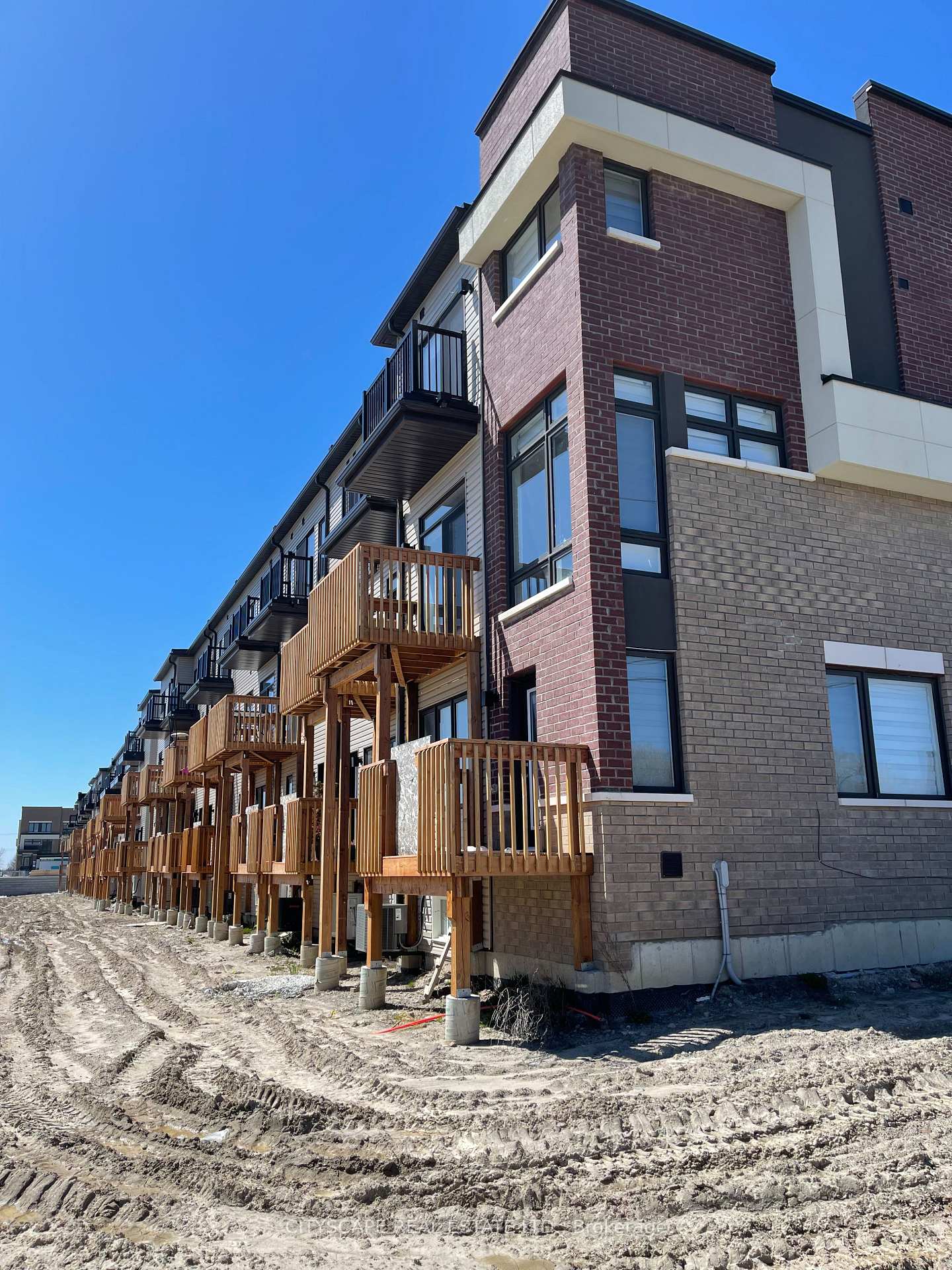 Photo 6 of 788 Heathrow Path, Oshawa, Samac — HOMEH