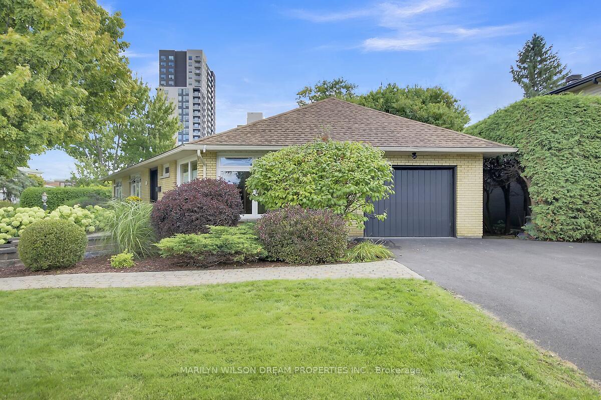 Photo 5 of 712 Golden Avenue, Ottawa, Laurentianview — HOMEH