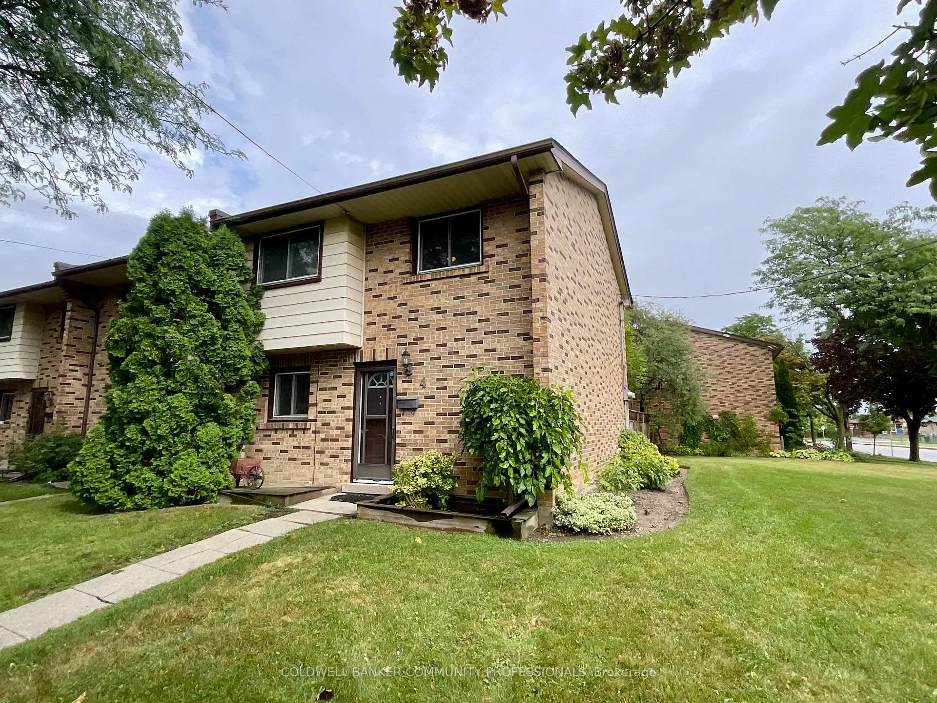 Front of Unit 4, 4 Rosanne Crescent