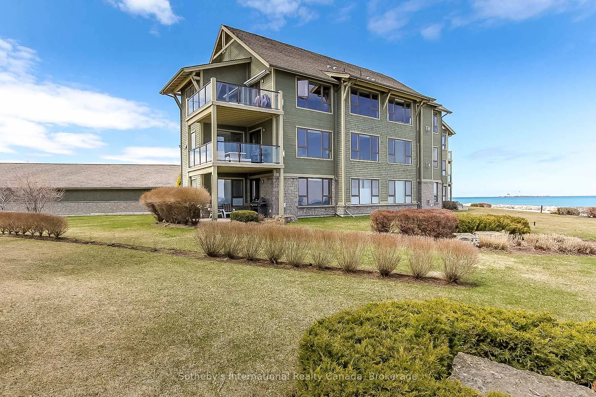 Photo 2 of 550 Mariners Way, Collingwood — HOMEH