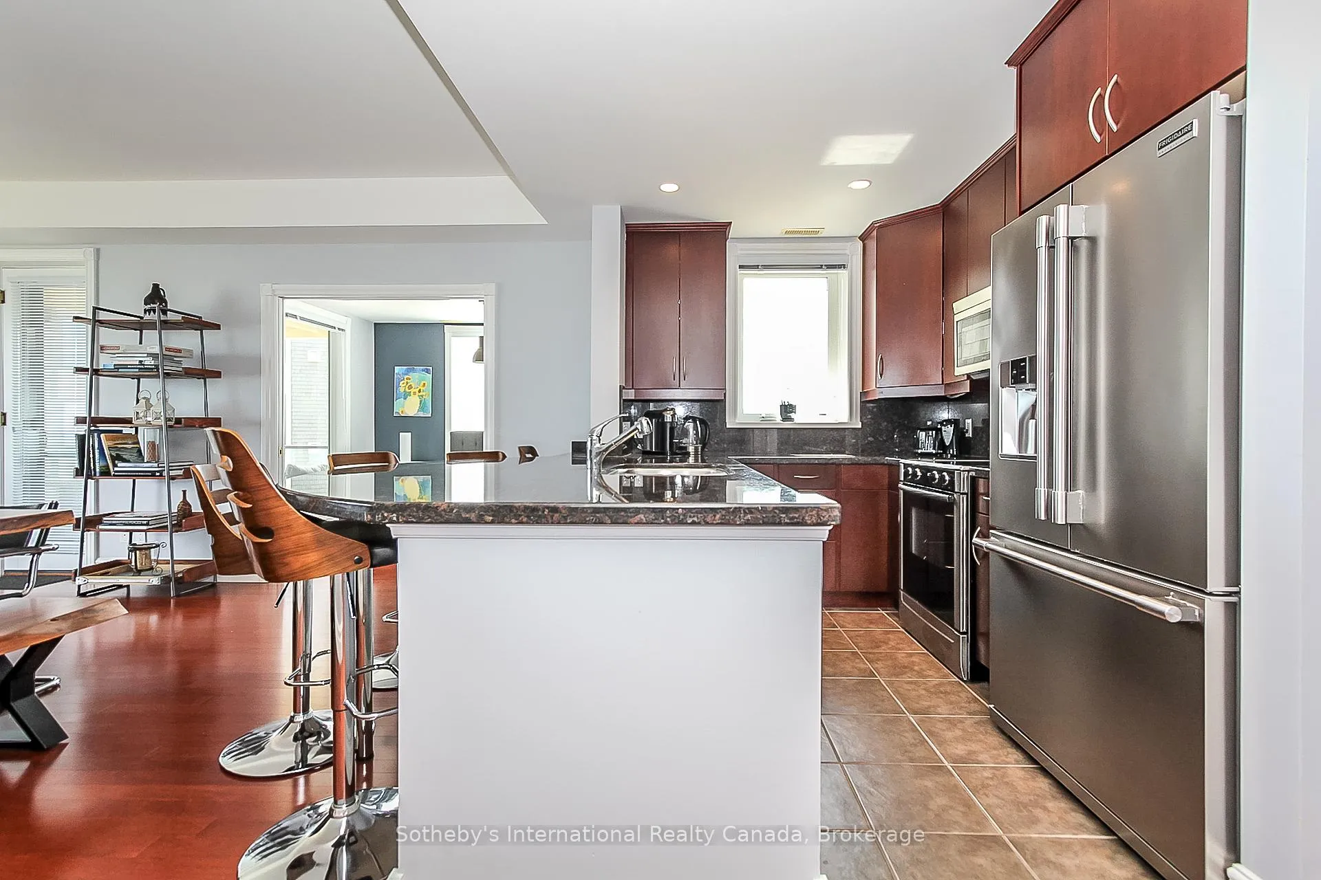 Photo 6 of 550 Mariners Way, Collingwood — HOMEH