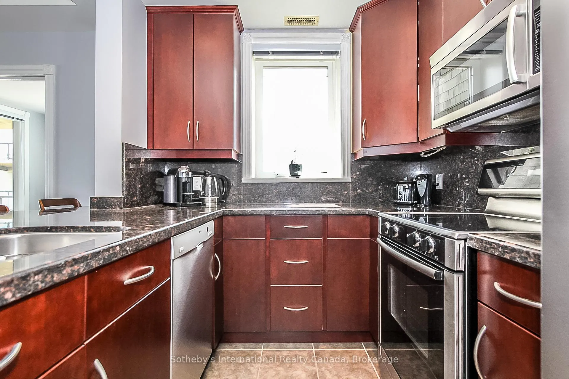 Photo 8 of 550 Mariners Way, Collingwood — HOMEH