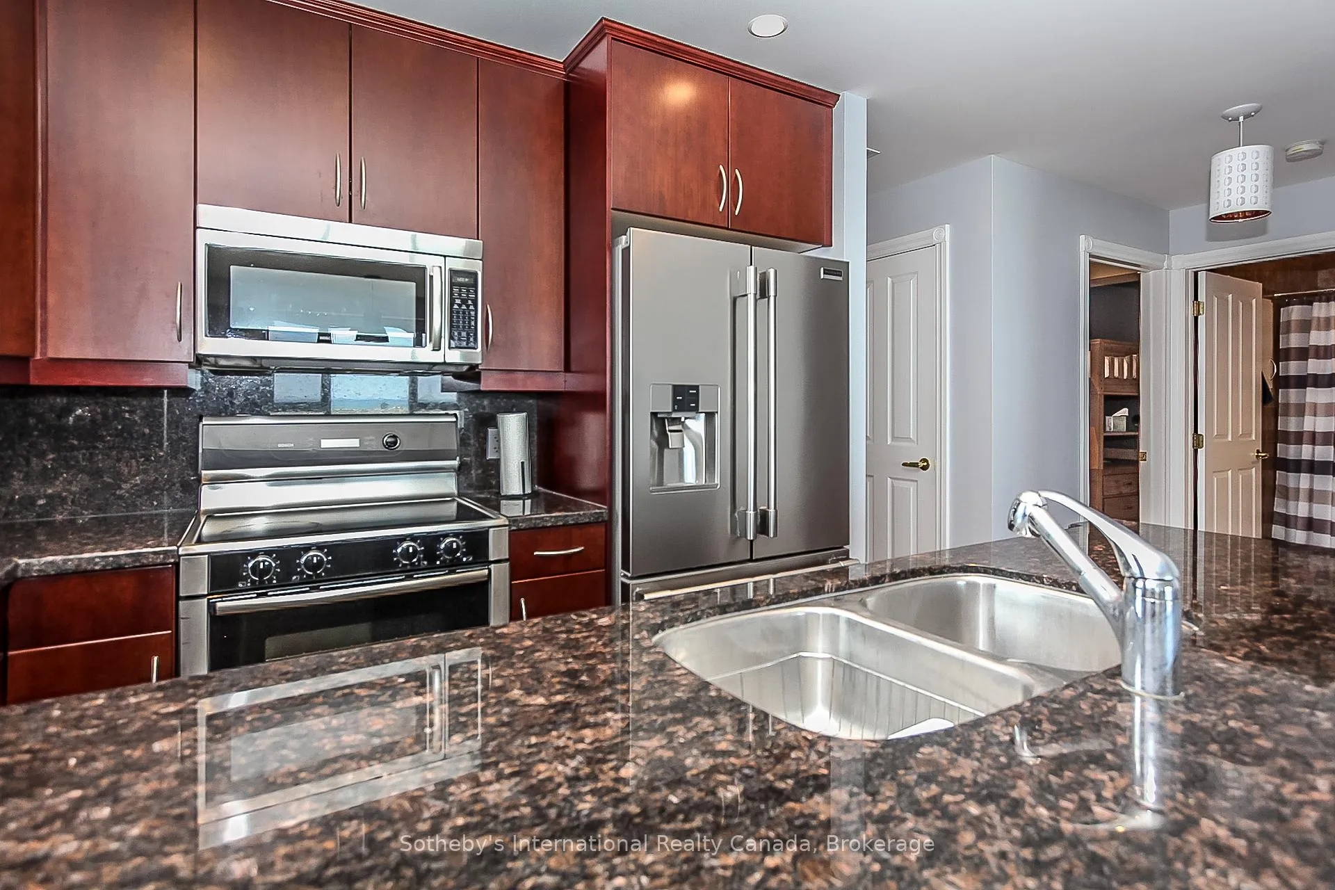 Photo 10 of 550 Mariners Way, Collingwood — HOMEH