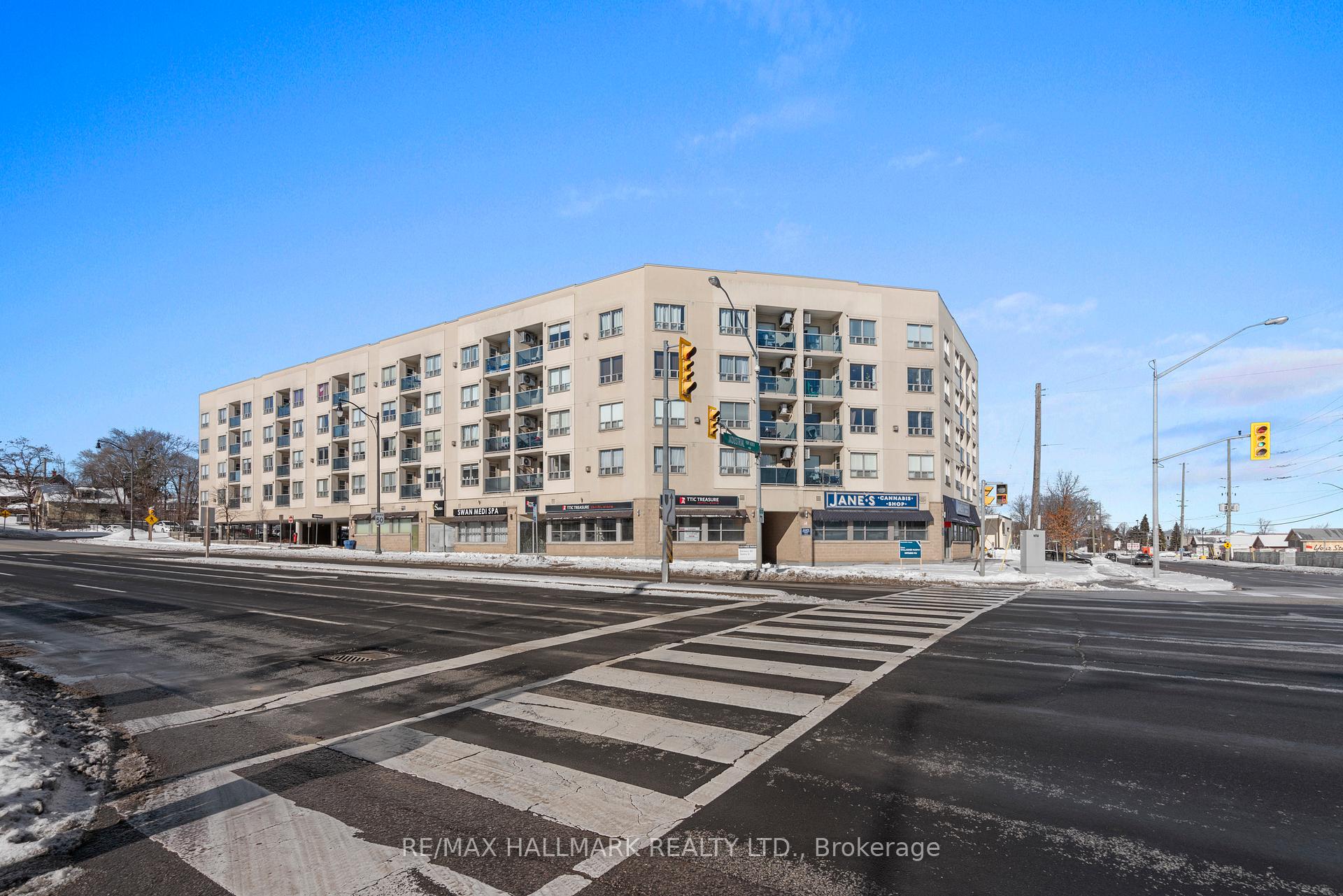 Photo 1 of Unit 401, 160 Wellington Street E, Aurora, Aurora Village — HOMEH