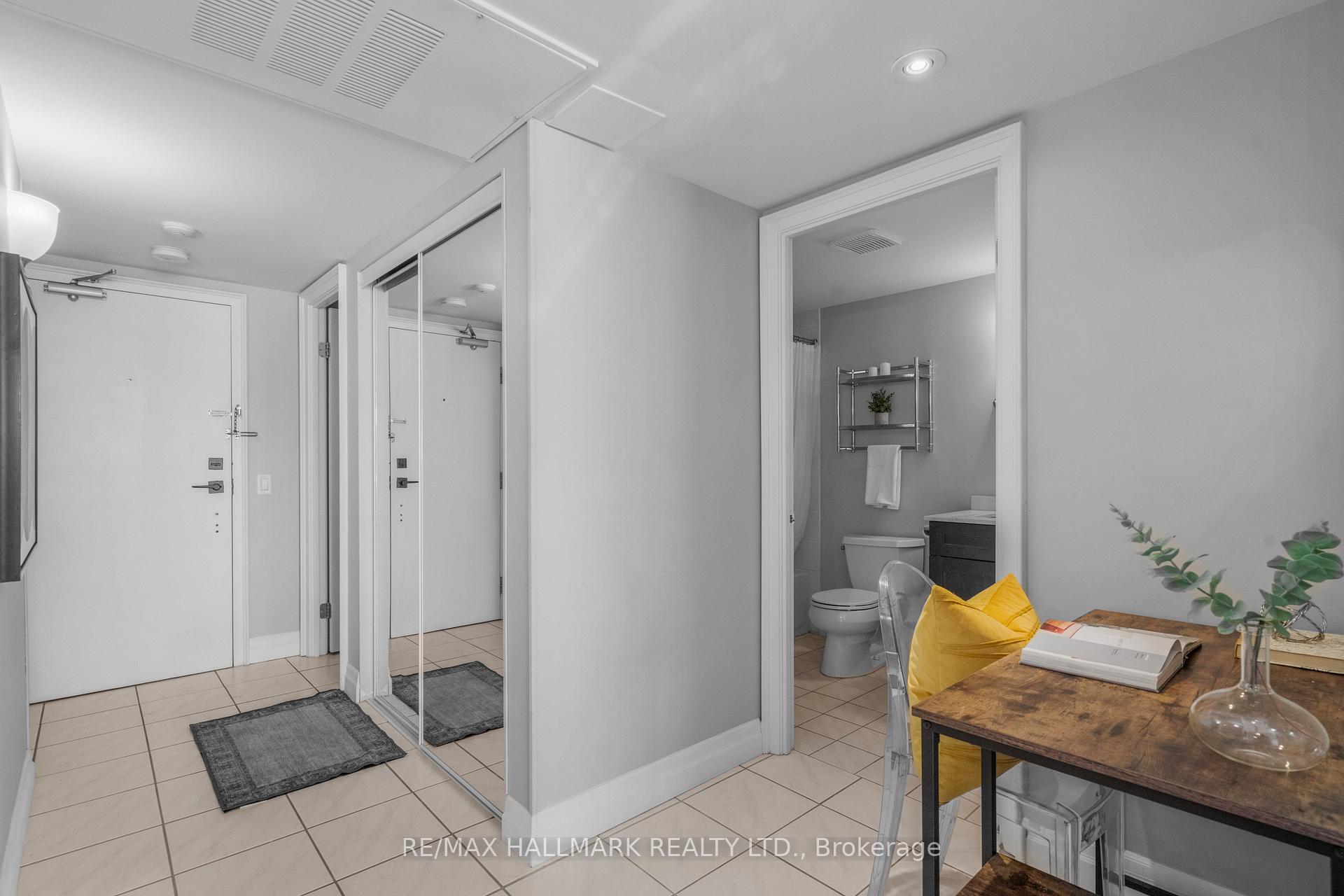 Photo 3 of Unit 401, 160 Wellington Street E, Aurora, Aurora Village — HOMEH