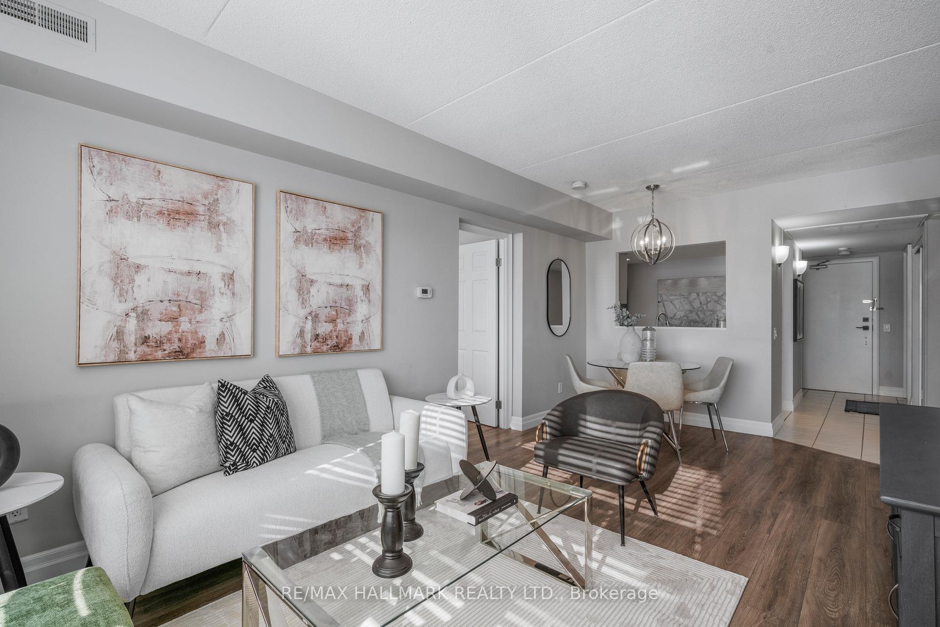 Photo 4 of Unit 401, 160 Wellington Street E, Aurora, Aurora Village — HOMEH