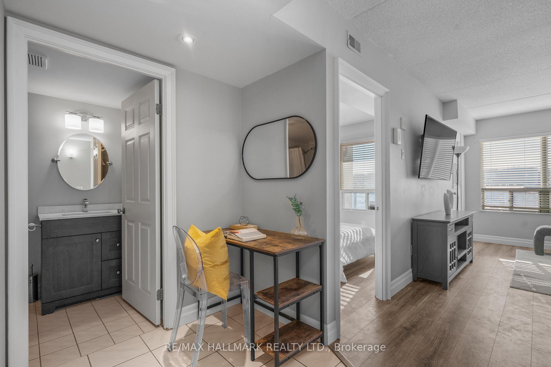 Photo 7 of Unit 401, 160 Wellington Street E, Aurora, Aurora Village — HOMEH