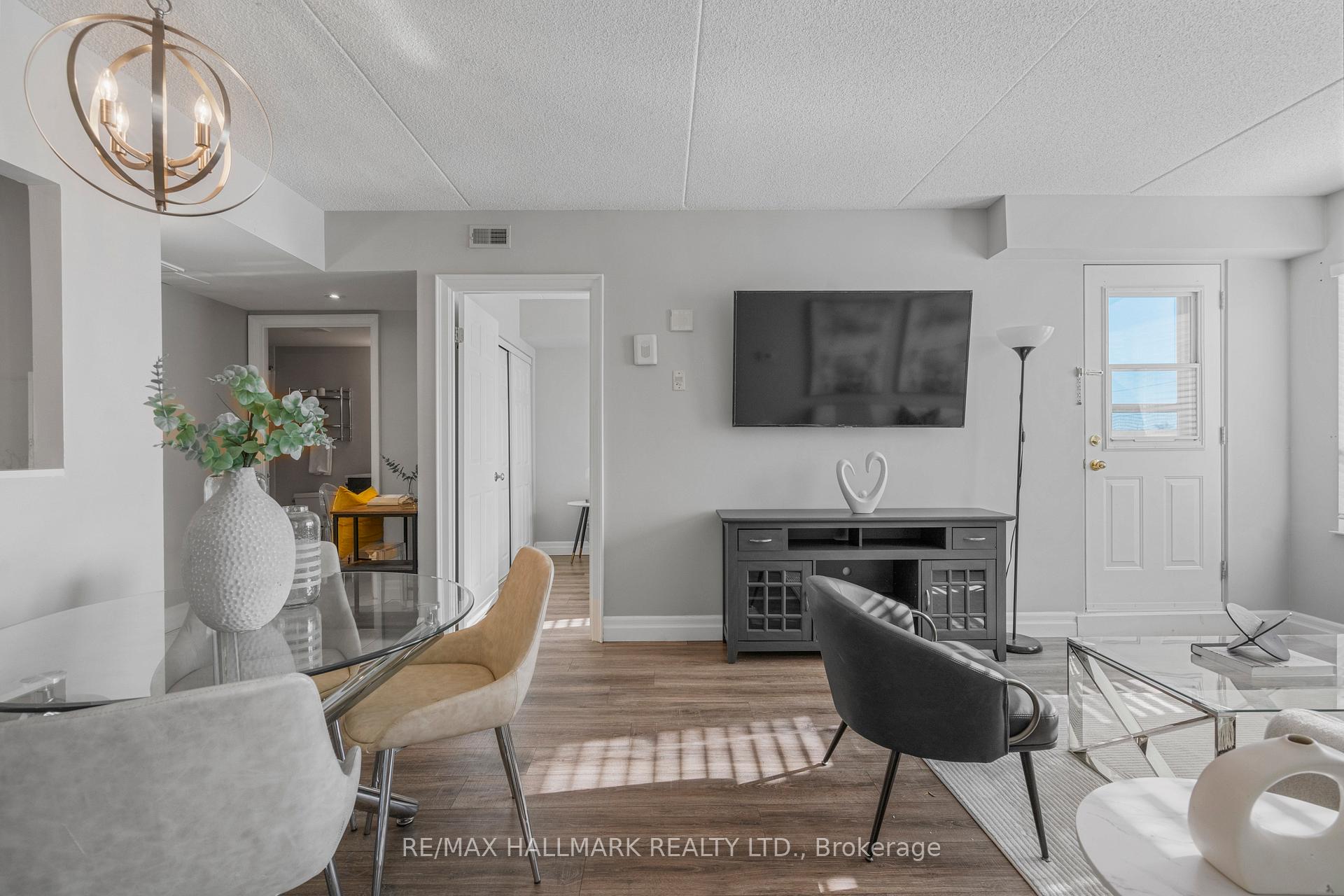 Photo 8 of Unit 401, 160 Wellington Street E, Aurora, Aurora Village — HOMEH