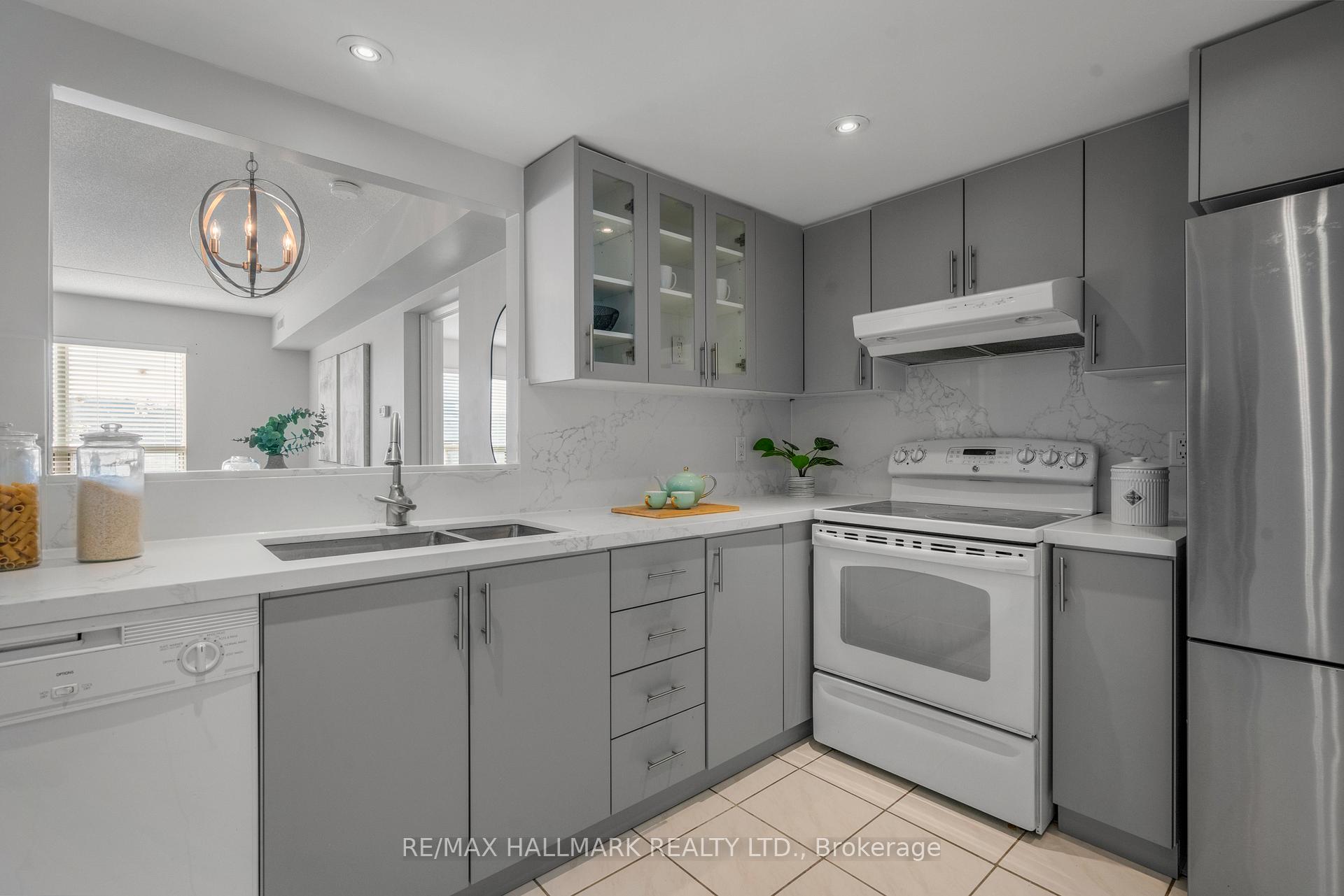 Photo 10 of Unit 401, 160 Wellington Street E, Aurora, Aurora Village — HOMEH