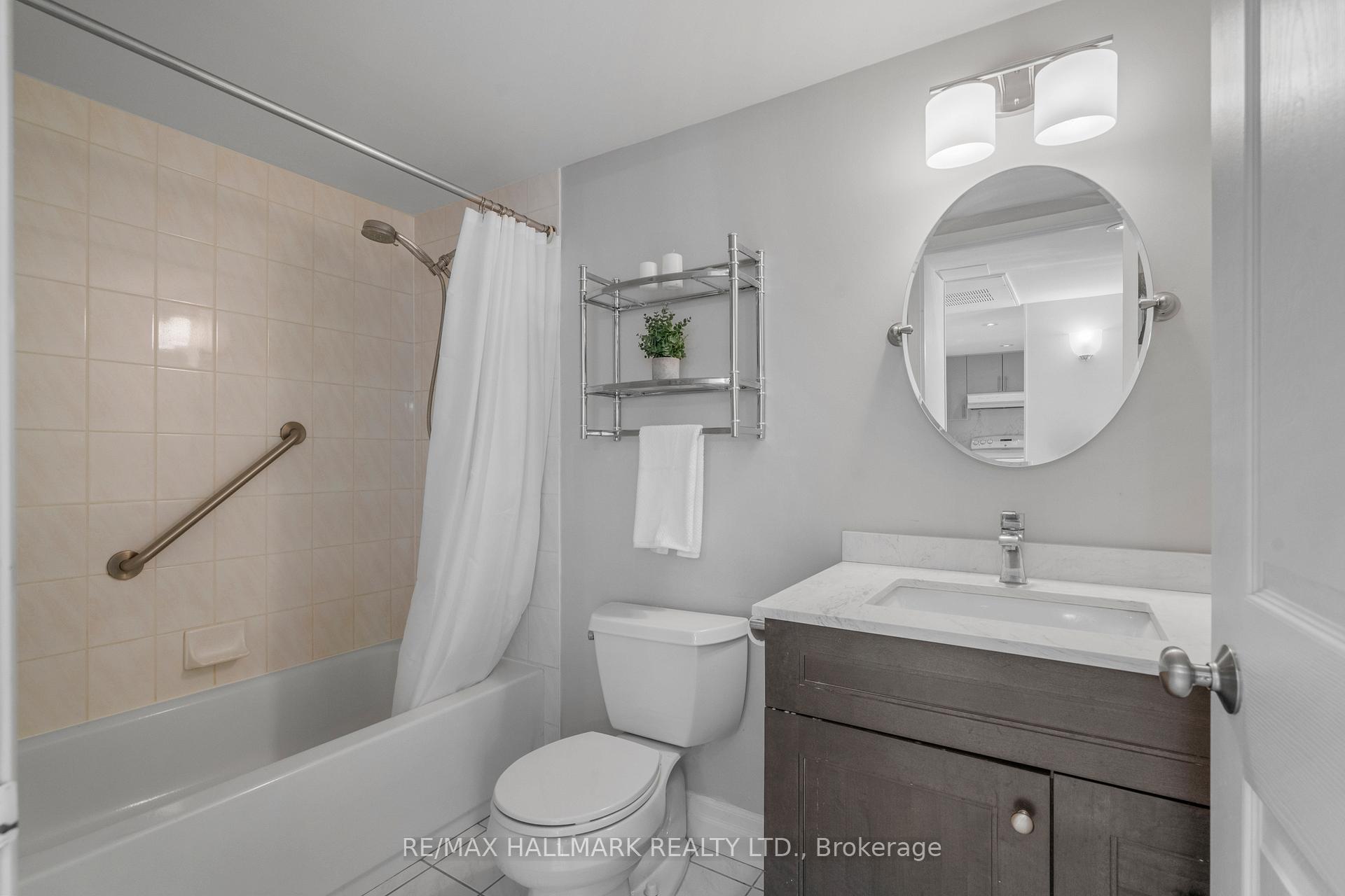 Photo 14 of Unit 401, 160 Wellington Street E, Aurora, Aurora Village — HOMEH