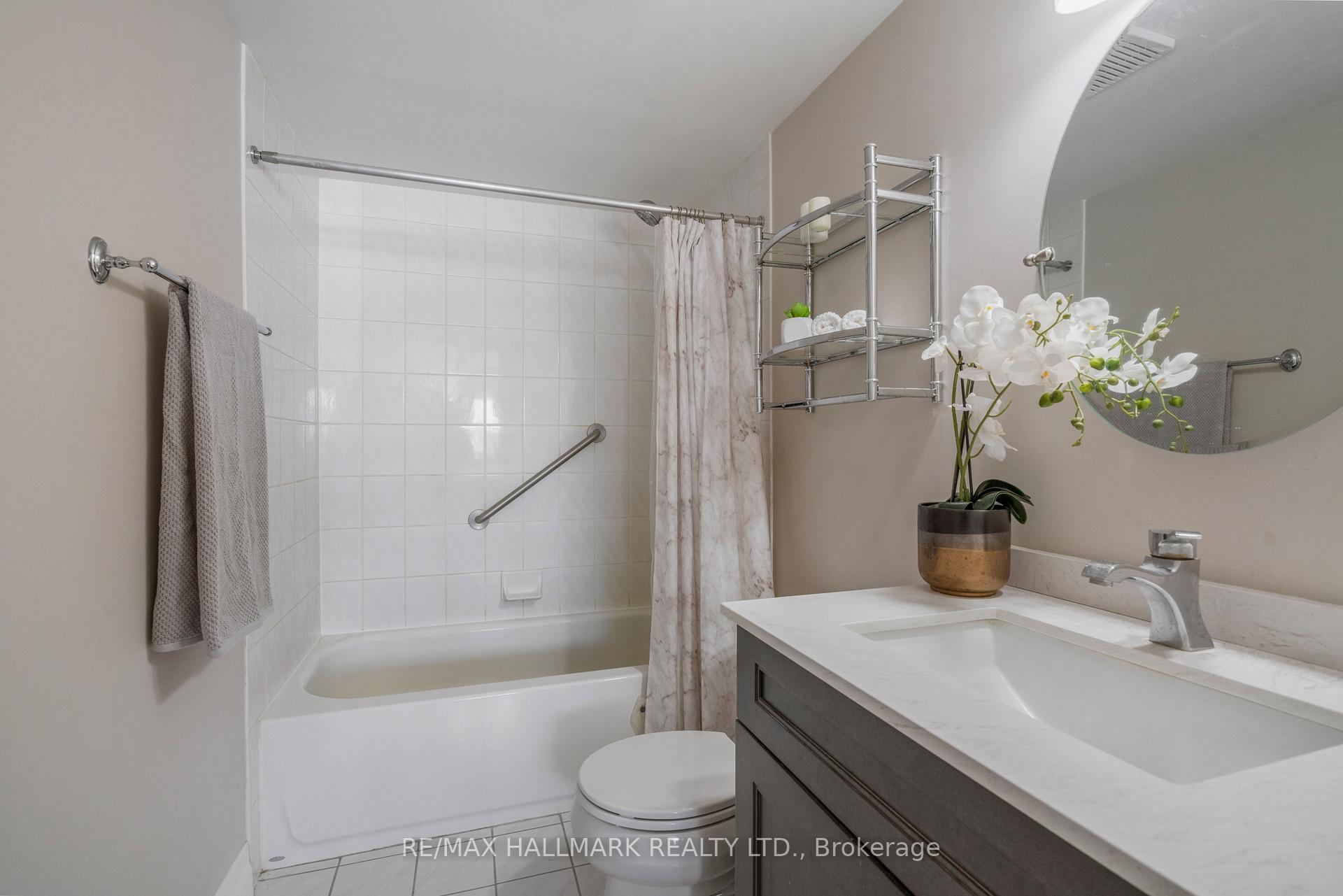 Photo 16 of Unit 401, 160 Wellington Street E, Aurora, Aurora Village — HOMEH