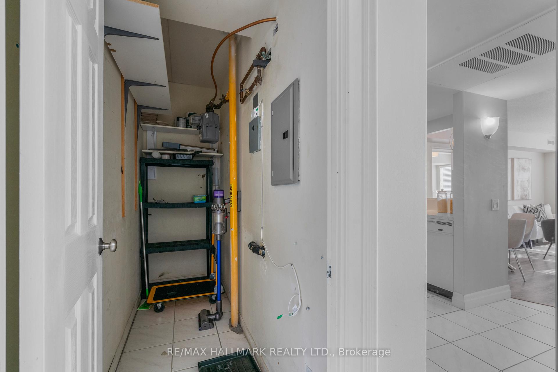 Photo 17 of Unit 401, 160 Wellington Street E, Aurora, Aurora Village — HOMEH