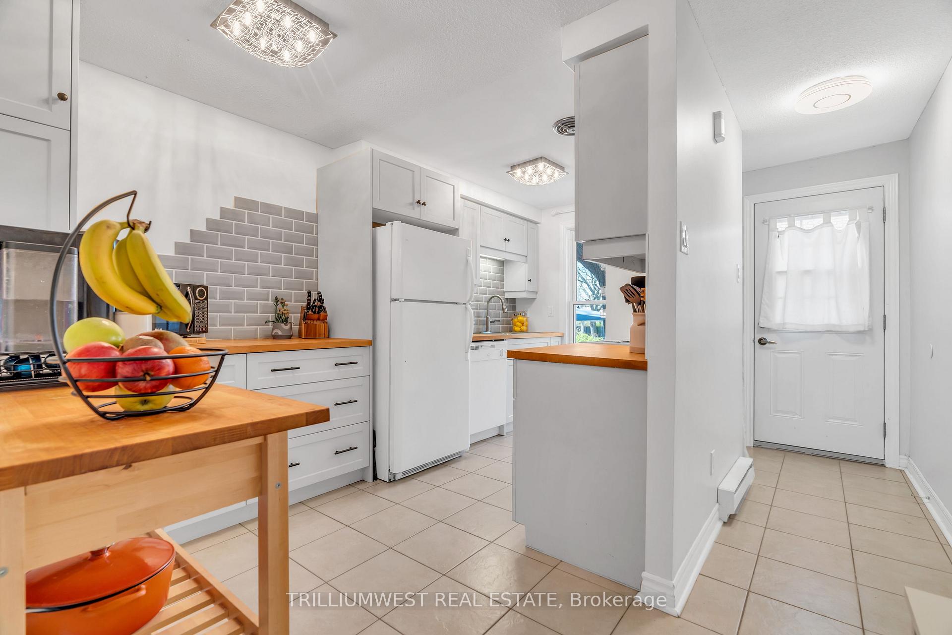 Photo 3 of Unit 16, 35 Breckenridge Drive, Kitchener — HOMEH