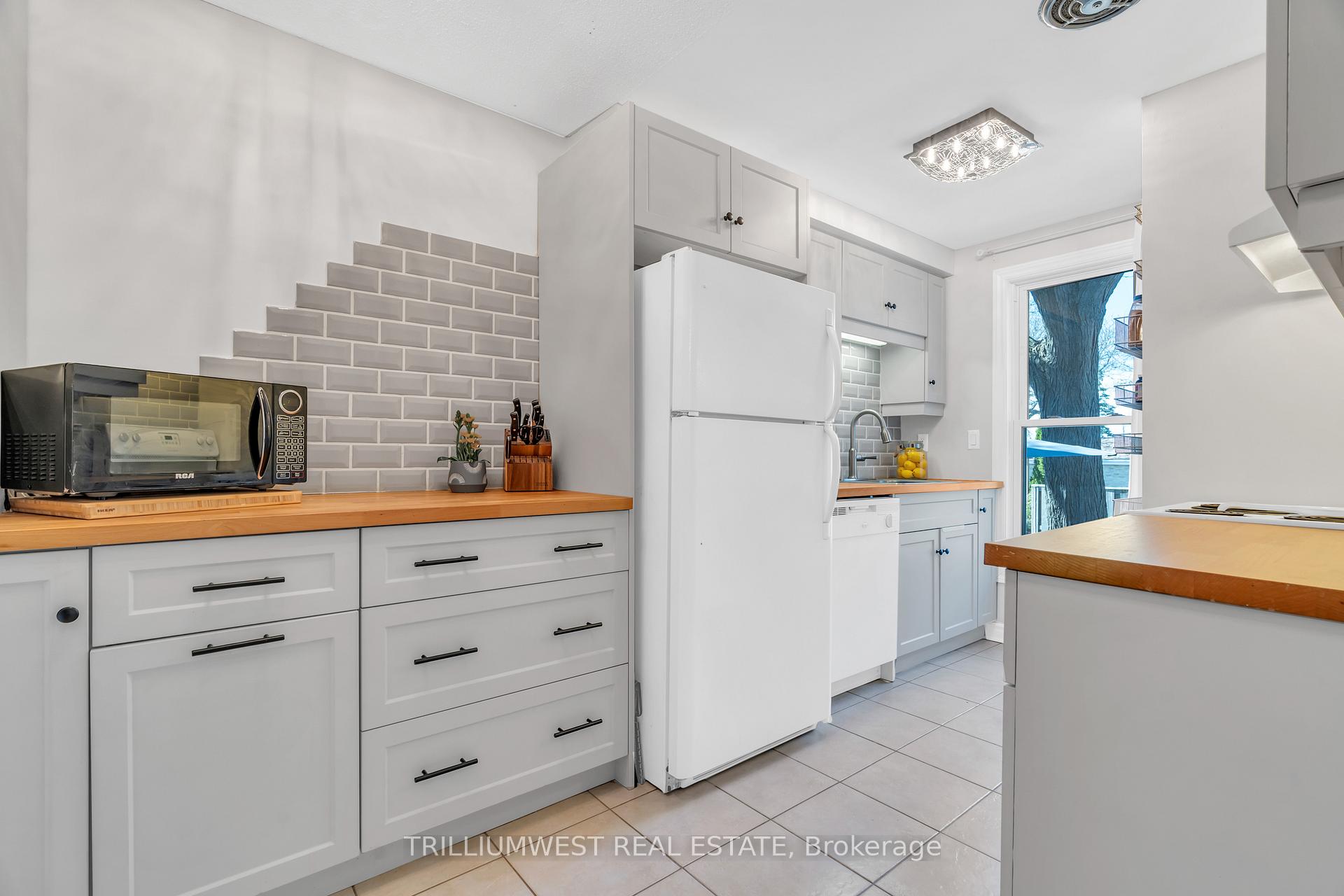 Photo 4 of Unit 16, 35 Breckenridge Drive, Kitchener — HOMEH
