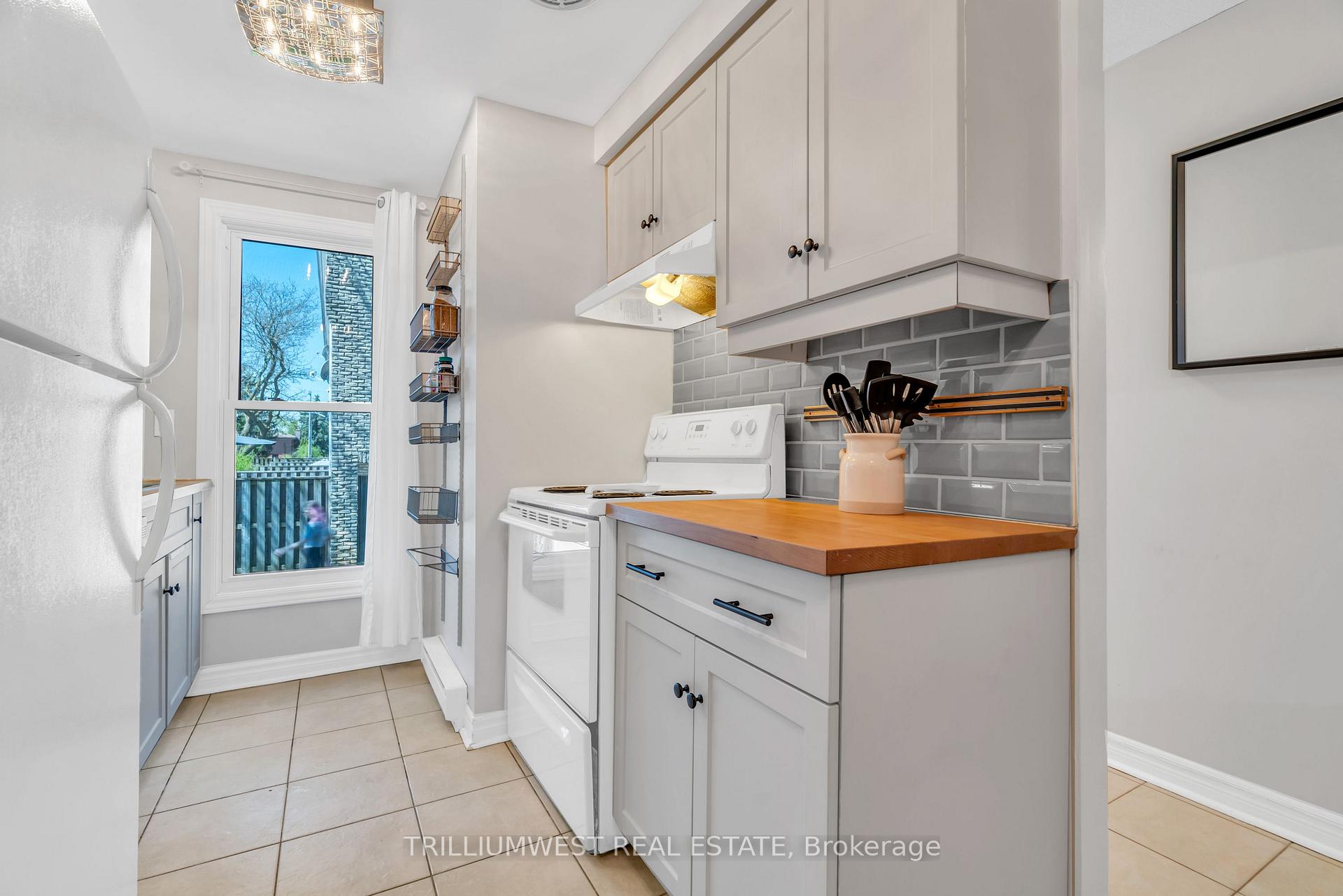 Photo 5 of Unit 16, 35 Breckenridge Drive, Kitchener — HOMEH