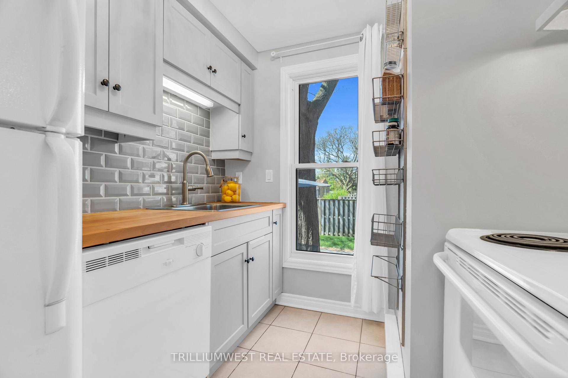 Photo 6 of Unit 16, 35 Breckenridge Drive, Kitchener — HOMEH