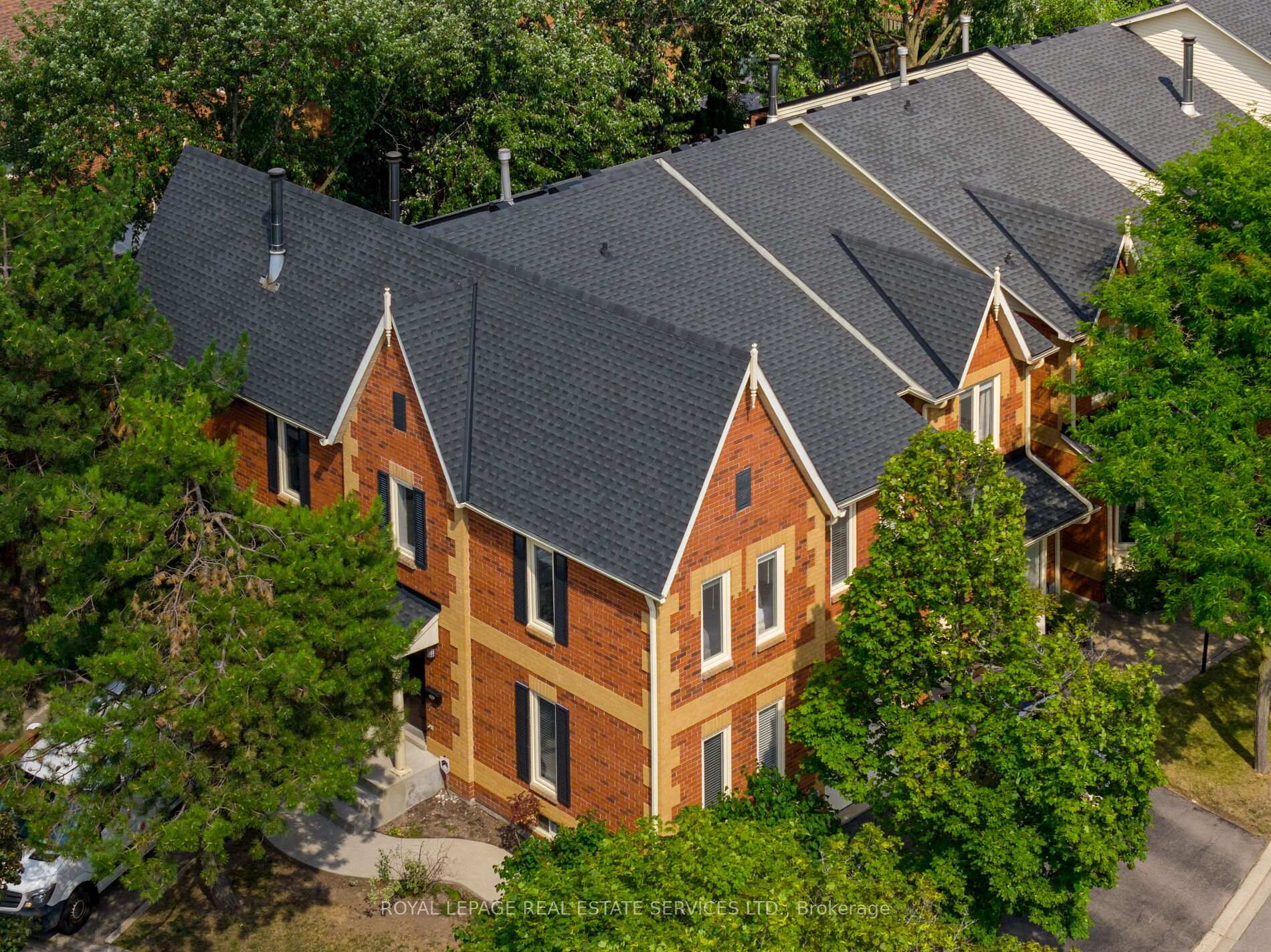 Front of Unit 7, 2006 Glenada Crescent