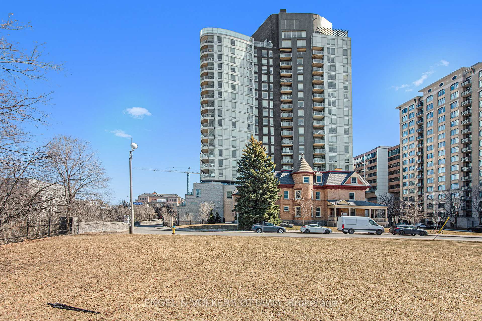 Front of Unit 305, 428 Sparks Street