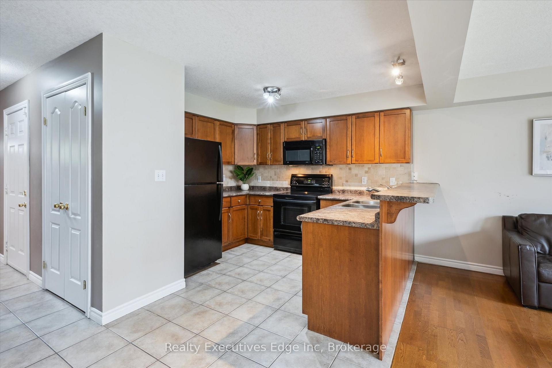 Photo 11 of Unit 92, 165 Terraview Crescent, Guelph, Kortright West — HOMEH