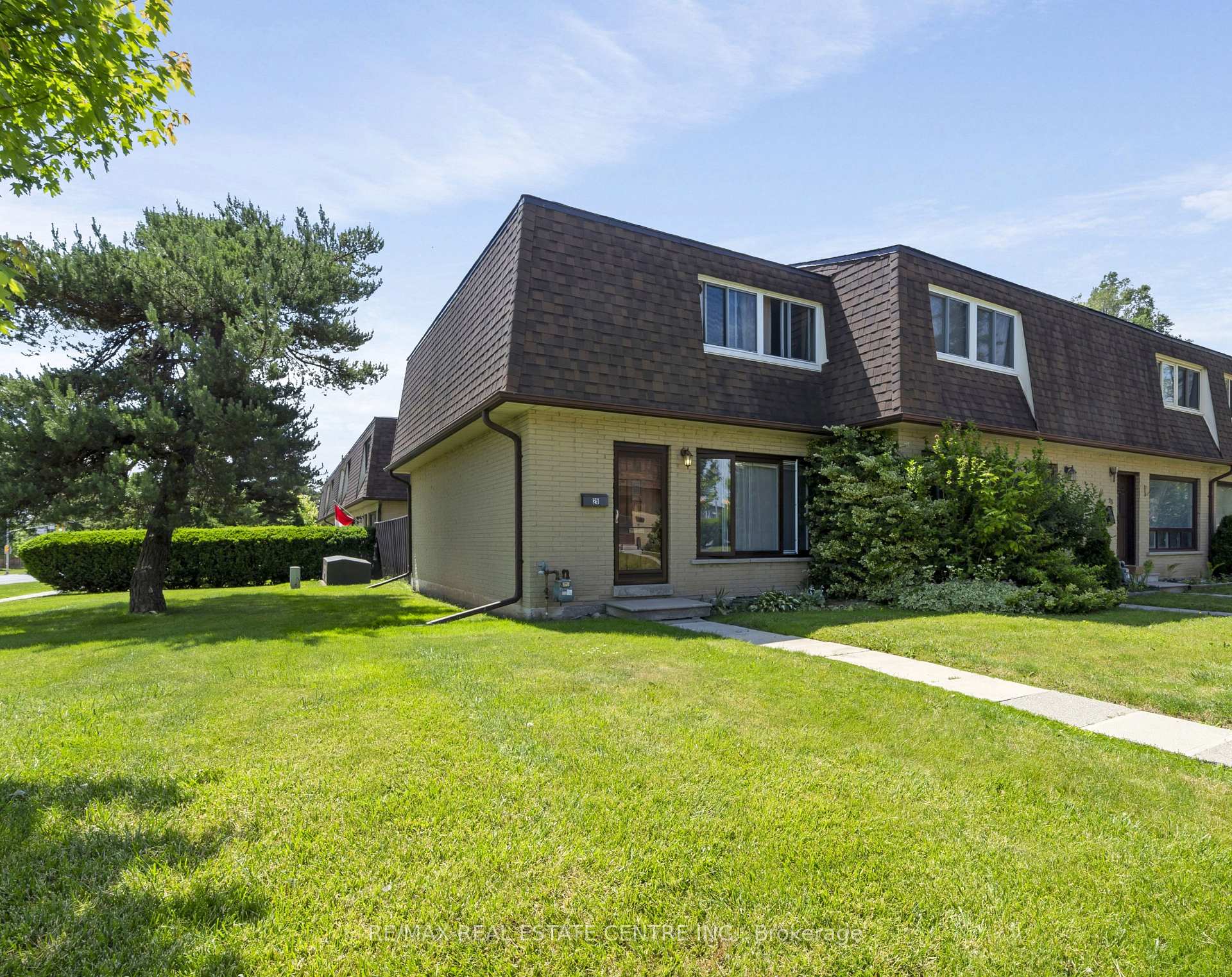 Front of Unit 25, 20 Mountainview Road S