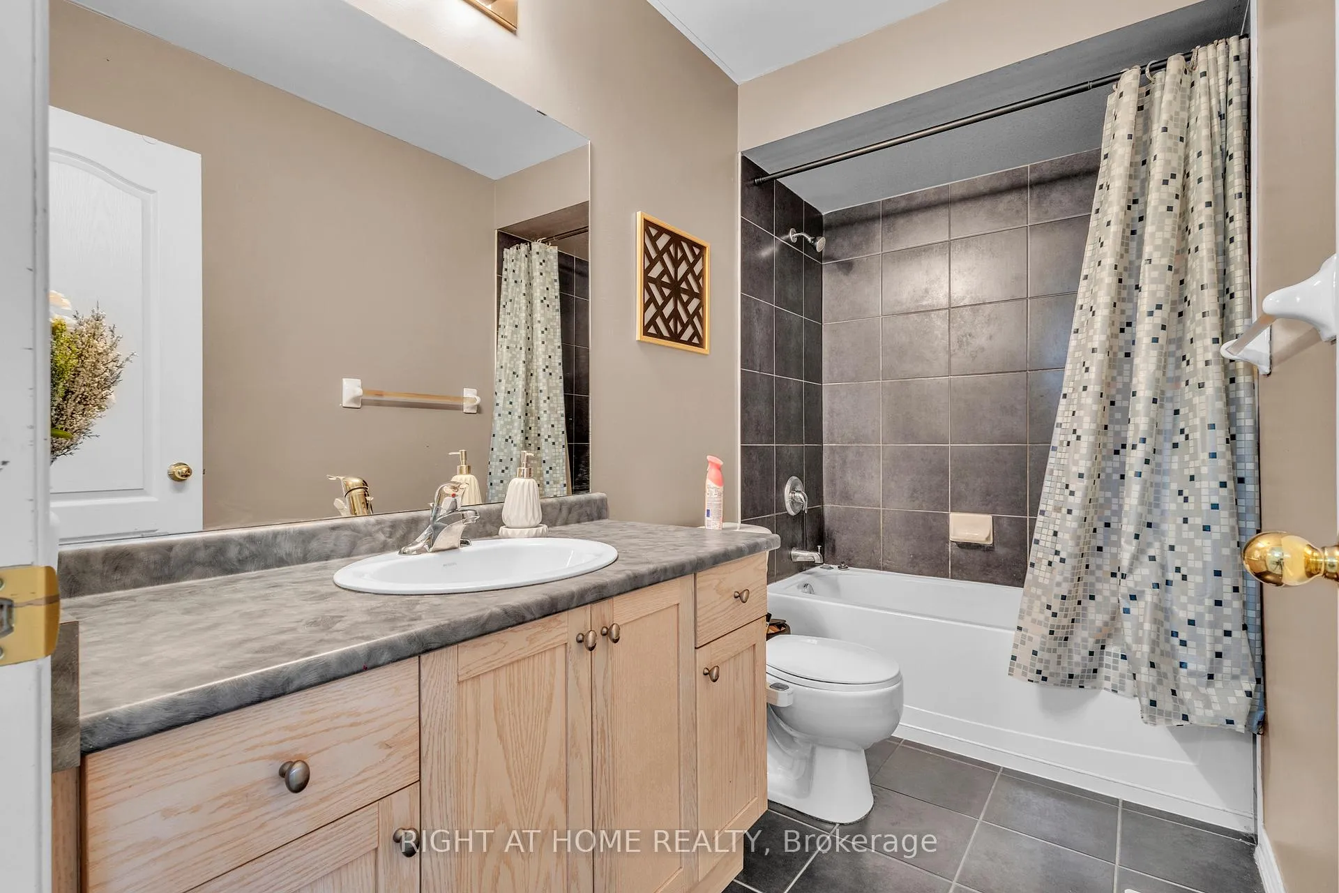 Photo 35 of Unit 30, 170 Dewitt Road, Hamilton, Stoney Creek — HOMEH
