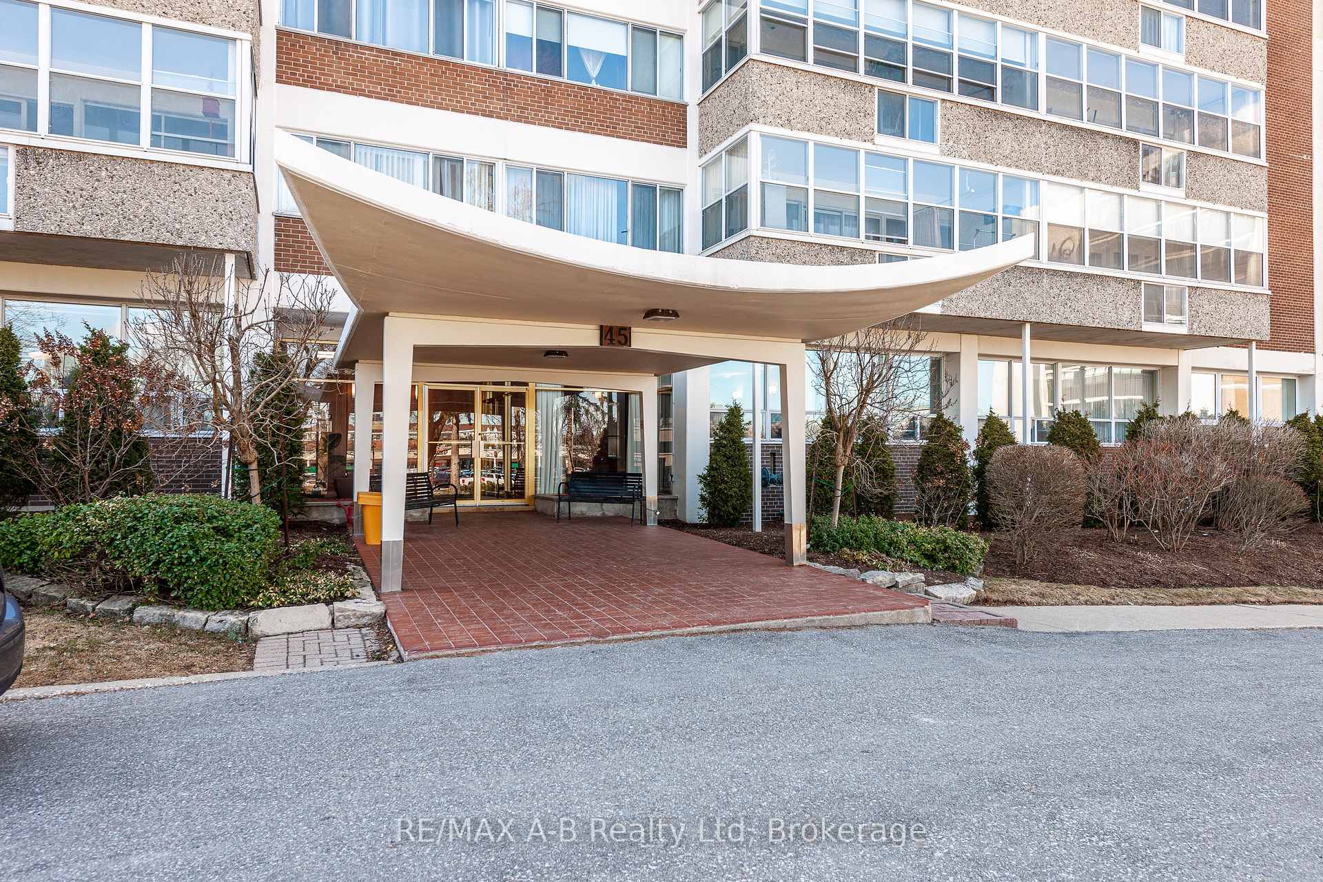 Photo 2 of Unit 102, 45 Westmount Road N, Waterloo — HOMEH