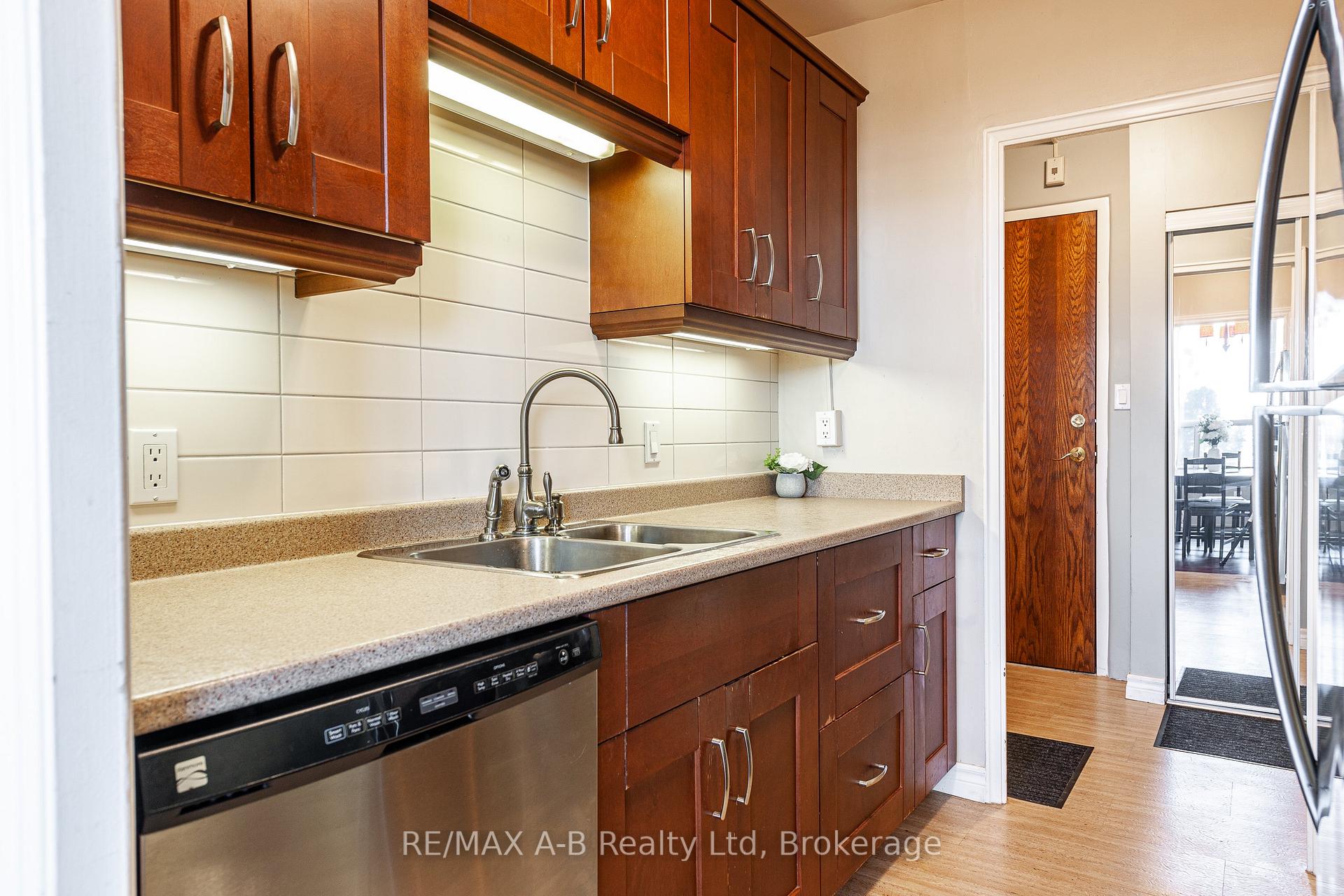 Photo 4 of Unit 102, 45 Westmount Road N, Waterloo — HOMEH