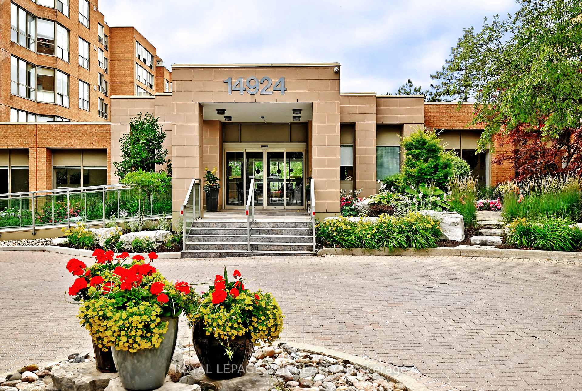 Photo 1 of Unit 311, 14924 Yonge Street, Aurora, Aurora Highlands — HOMEH