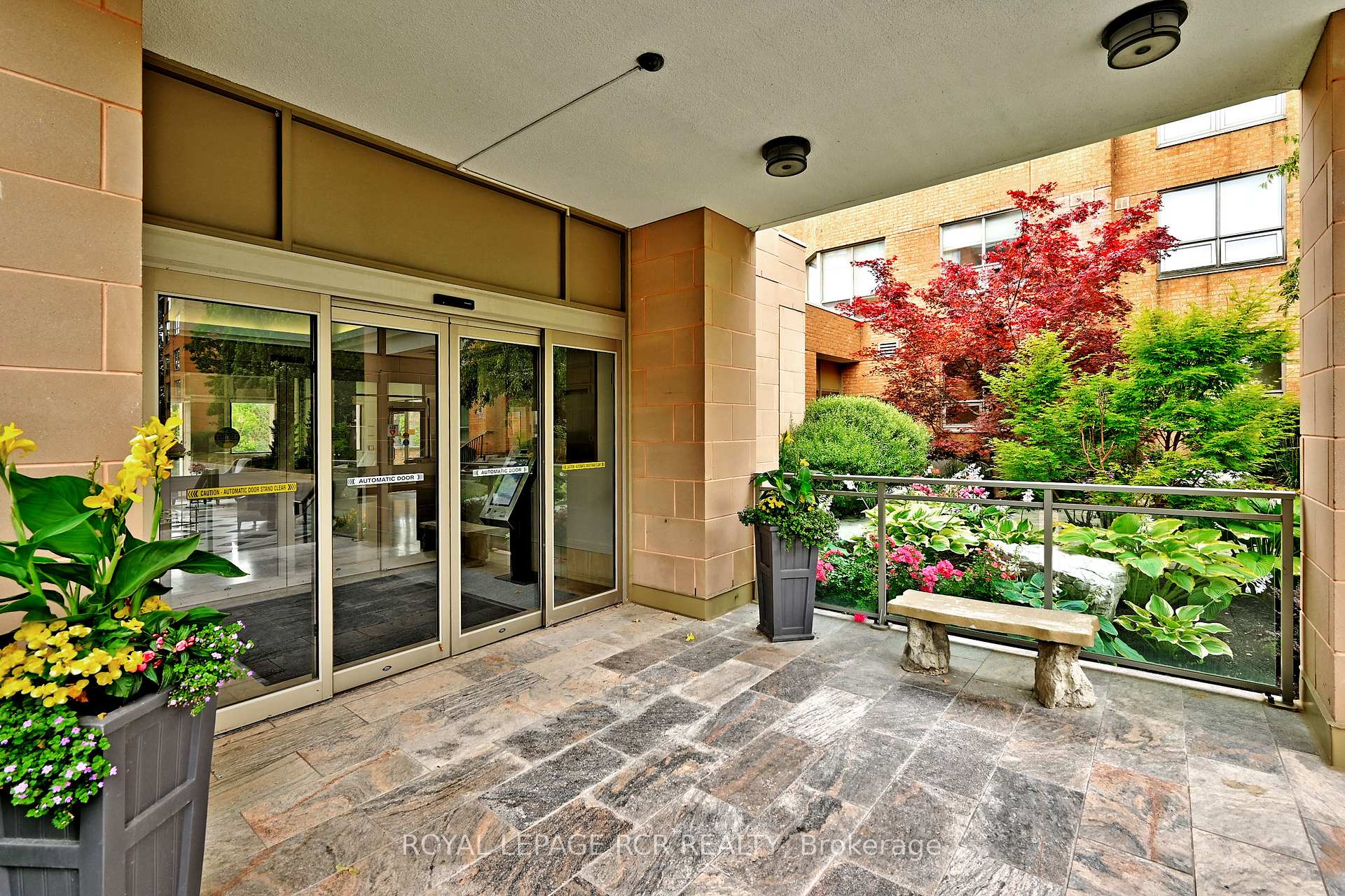 Photo 2 of Unit 311, 14924 Yonge Street, Aurora, Aurora Highlands — HOMEH