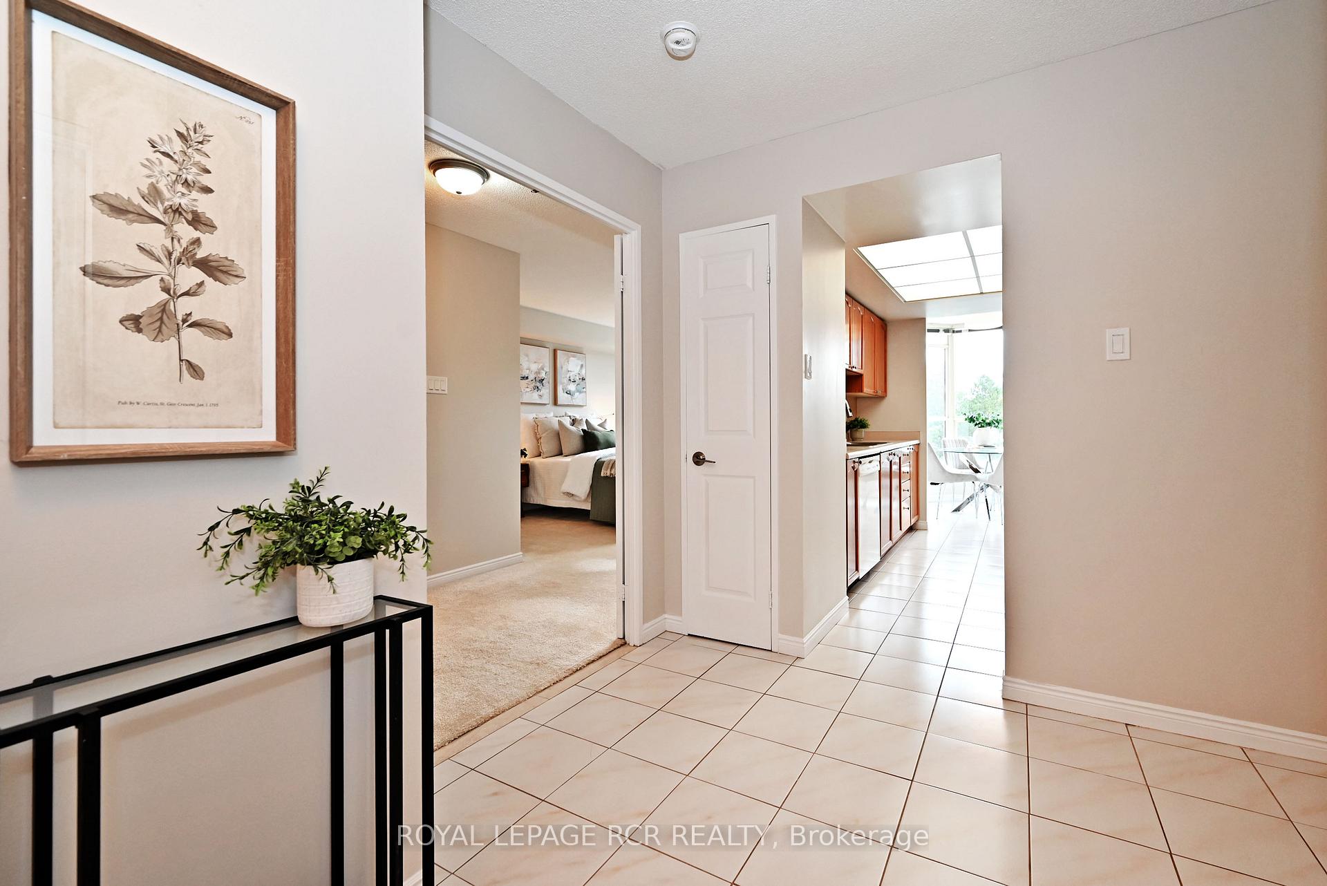 Photo 5 of Unit 311, 14924 Yonge Street, Aurora, Aurora Highlands — HOMEH