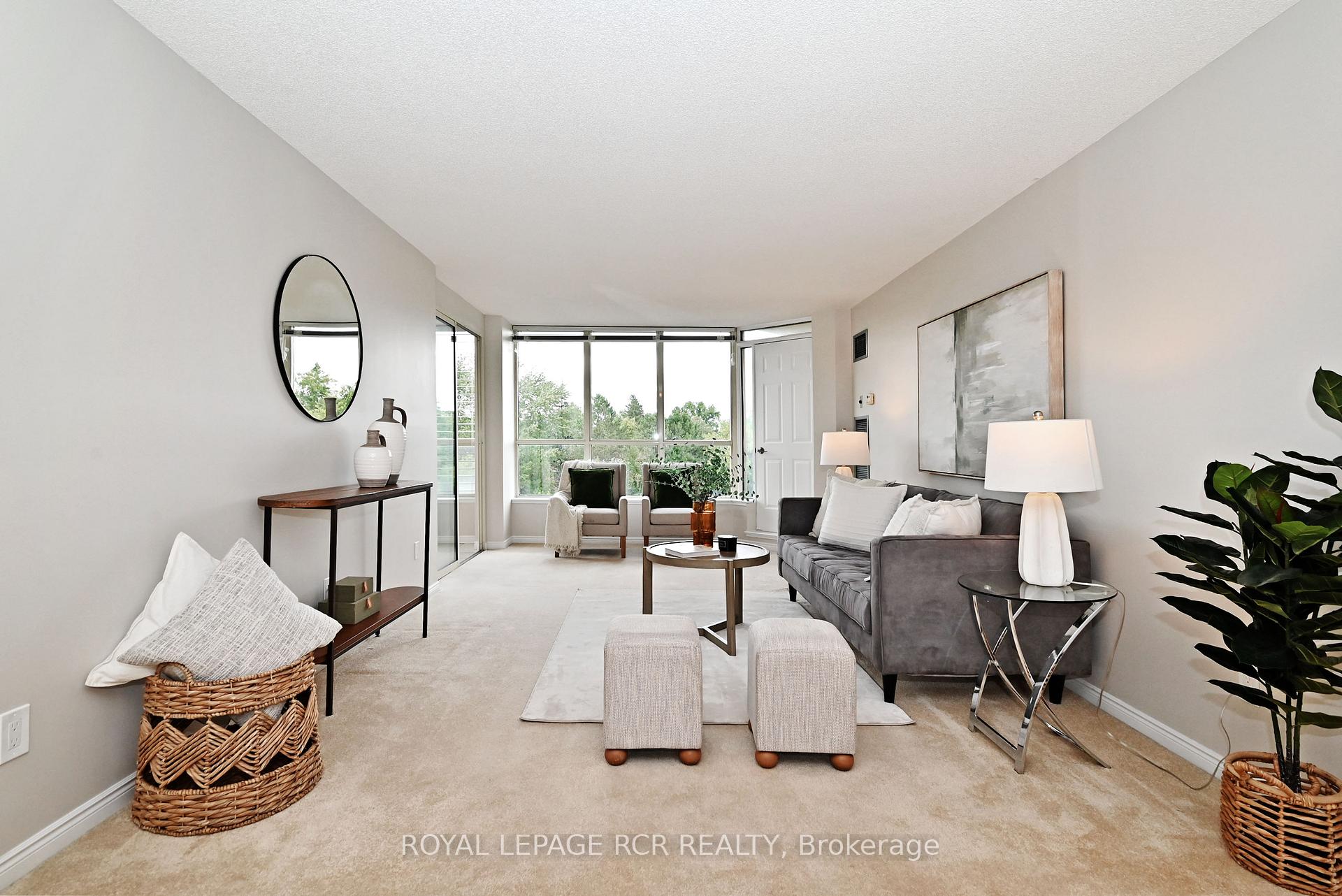 Photo 8 of Unit 311, 14924 Yonge Street, Aurora, Aurora Highlands — HOMEH